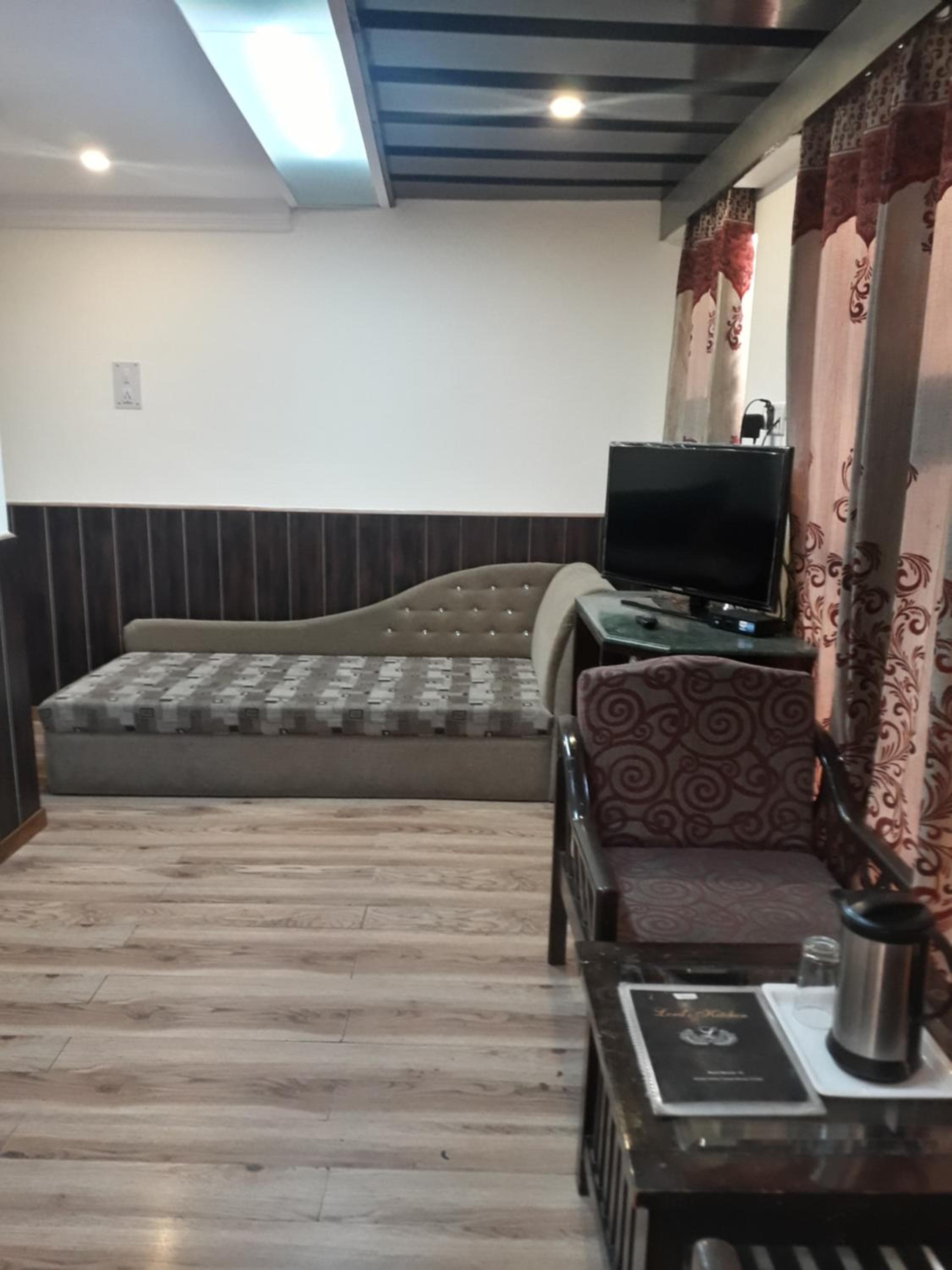 Hotel Lords Regency - Connected to Mall Road