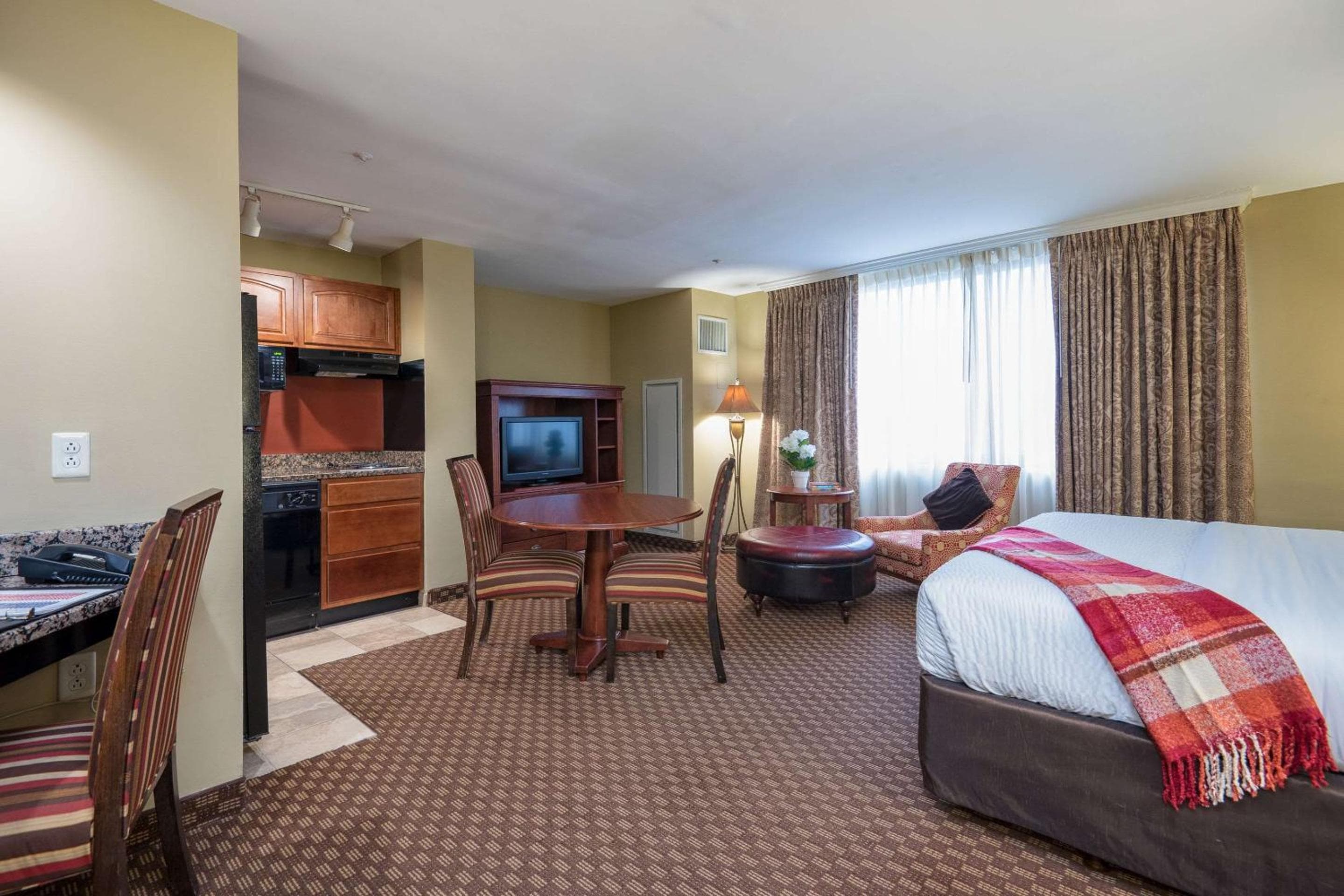 Clarion Collection Hotel Arlington Court Suites