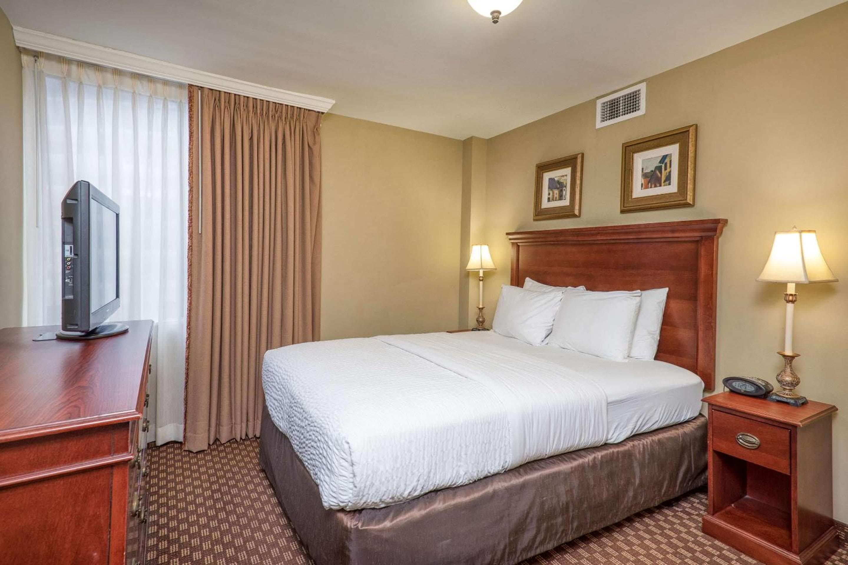 Clarion Collection Hotel Arlington Court Suites