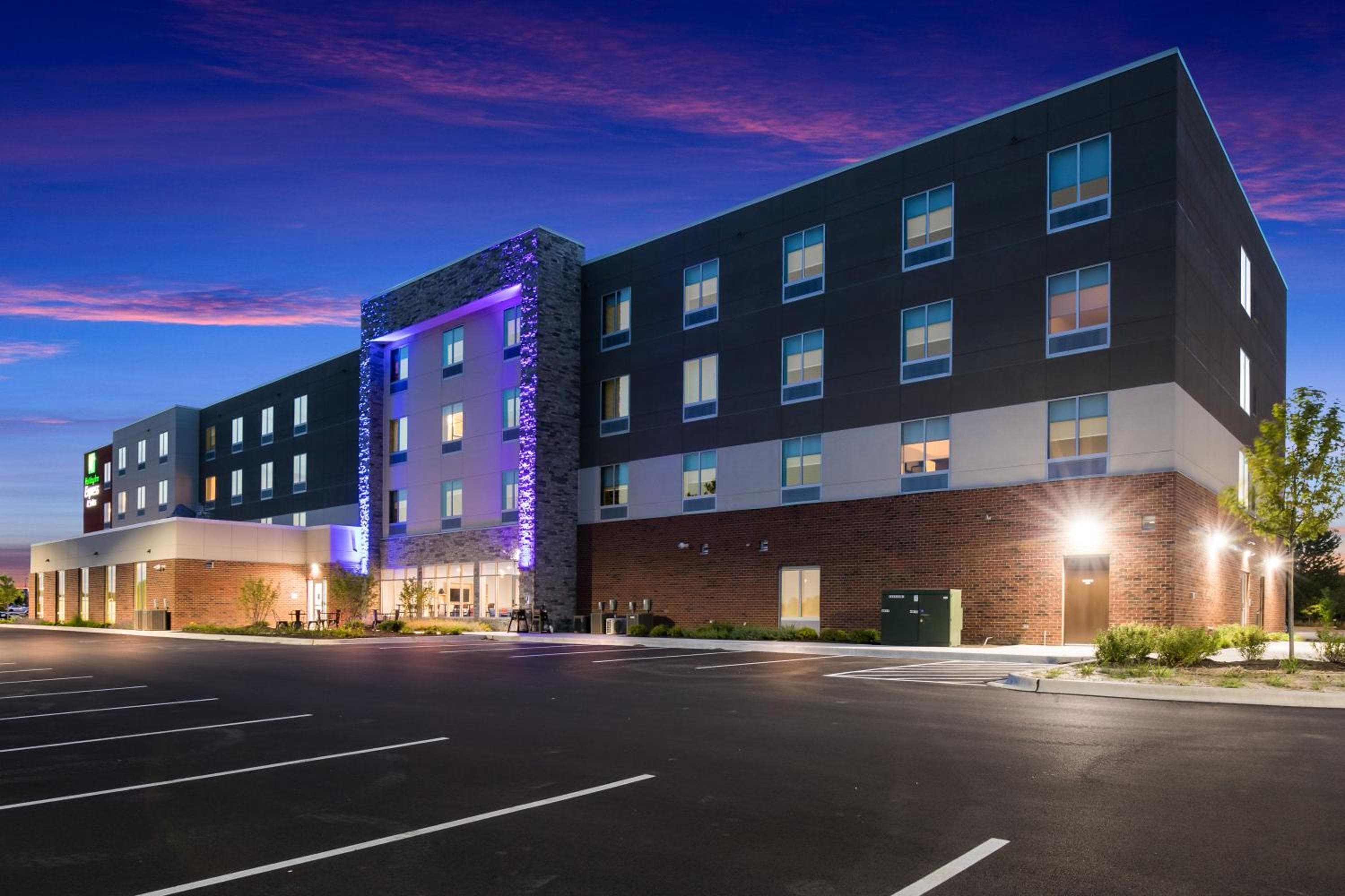 Holiday Inn Express & Suites Chicago - Hoffman Estates by IHG