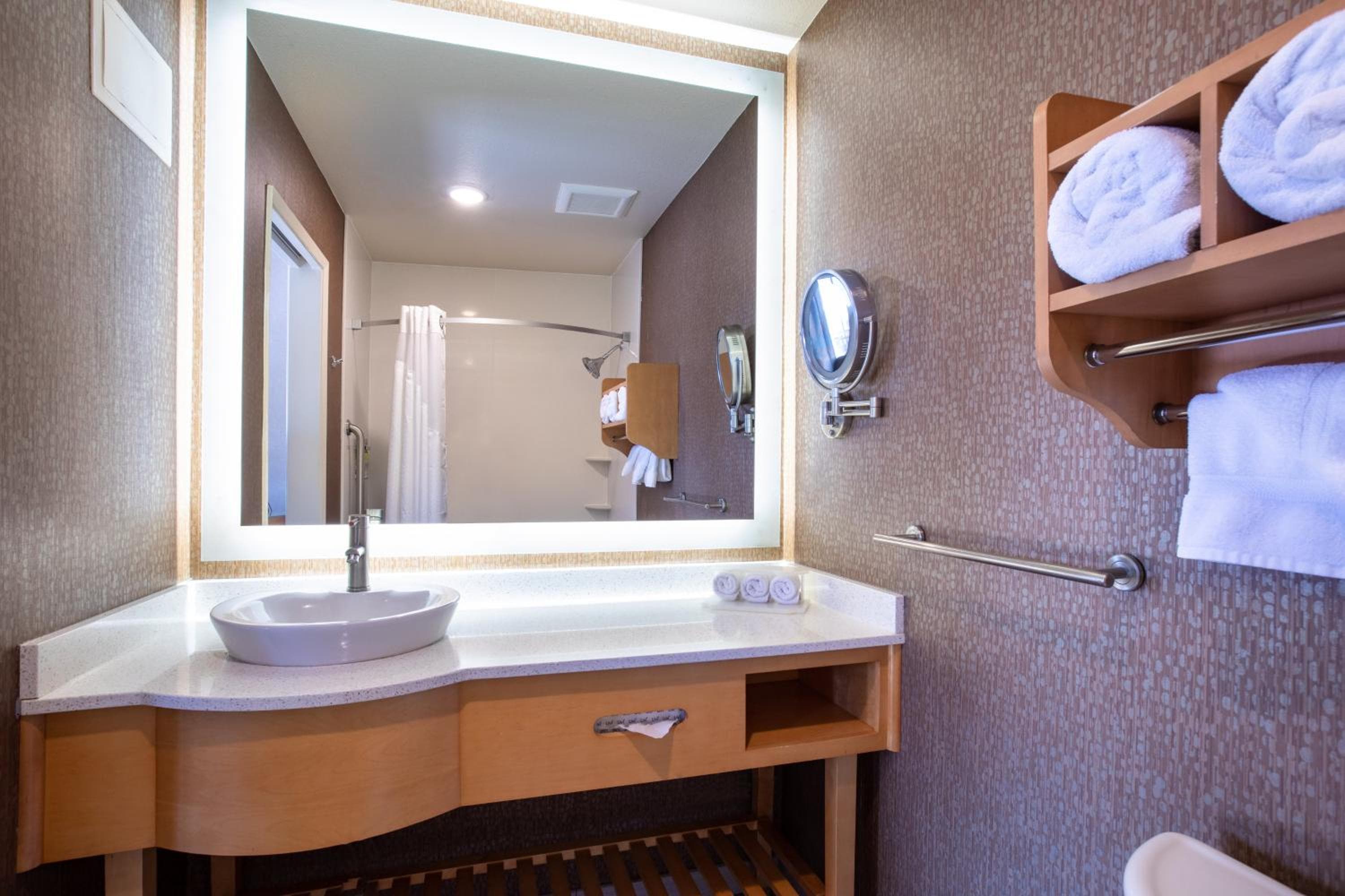 Holiday Inn Express Monterey - Cannery Row by IHG