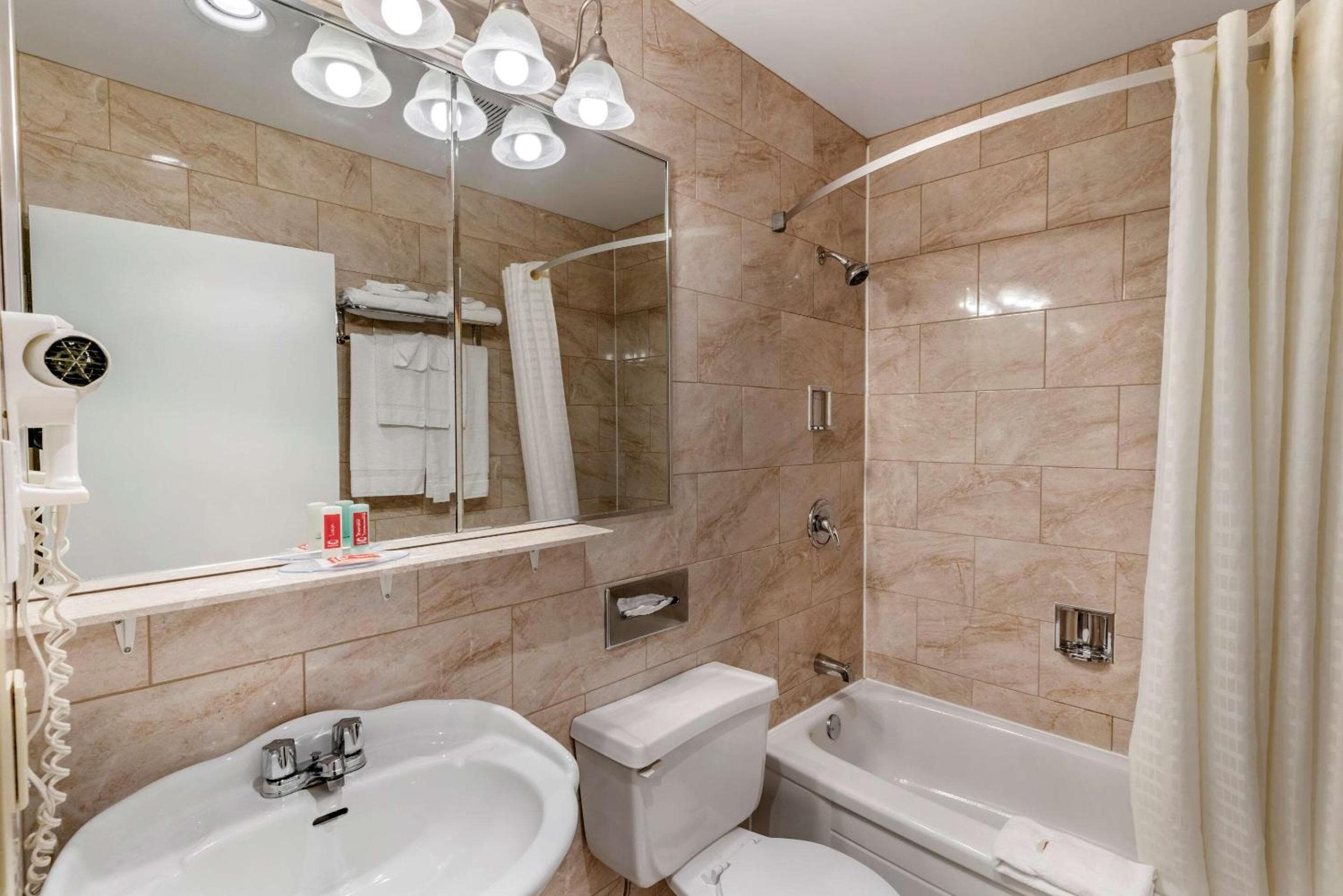 Econo Lodge Montreal-Brossard