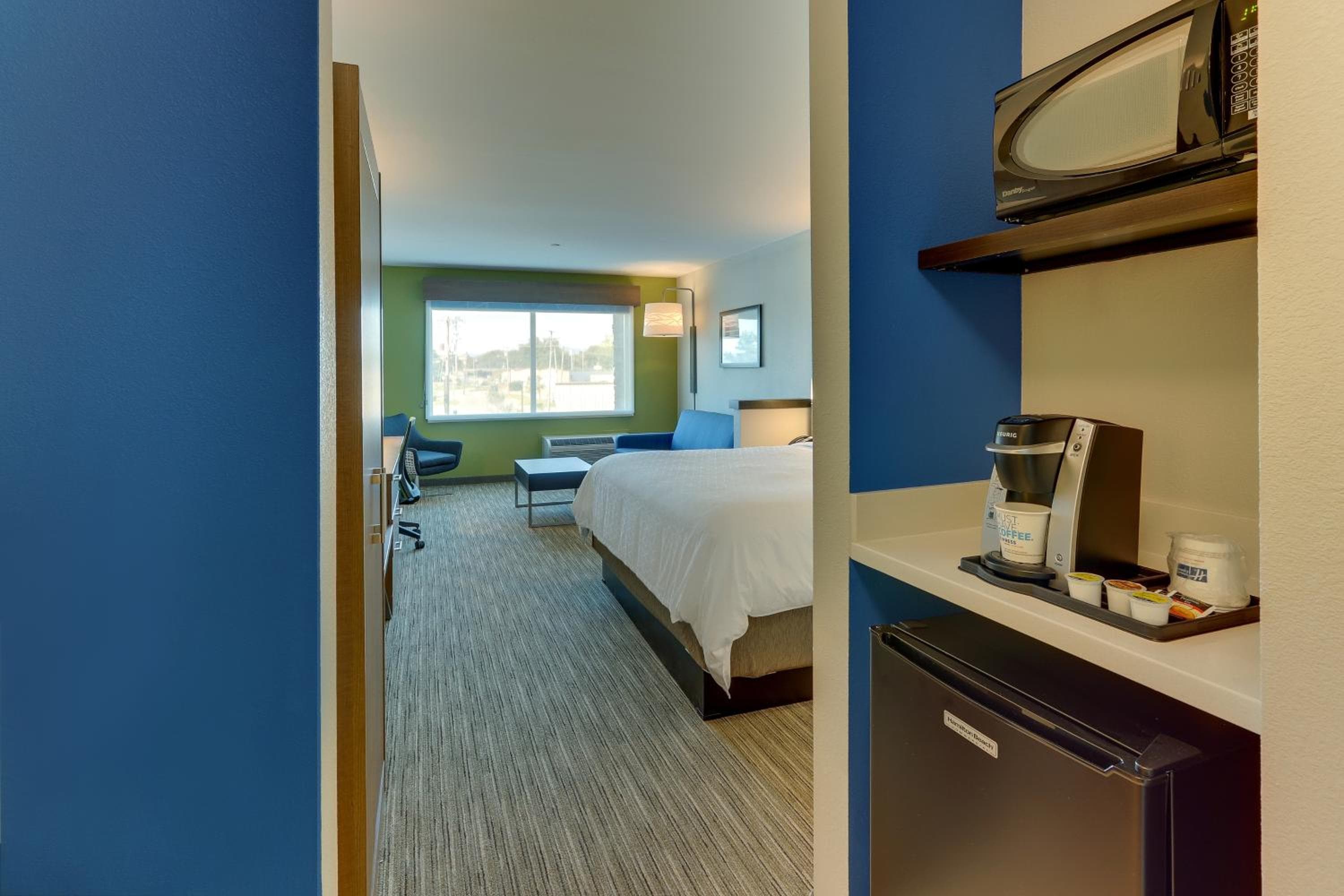 Holiday Inn Express & Suites - Roanoke – Civic Center