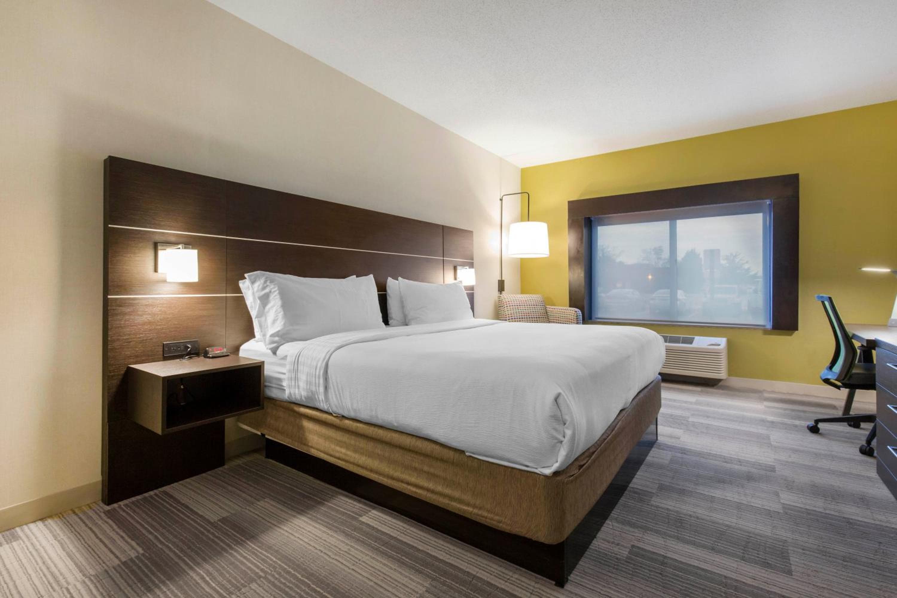 Holiday Inn Express & Suites Chicago West - St Charles by IHG