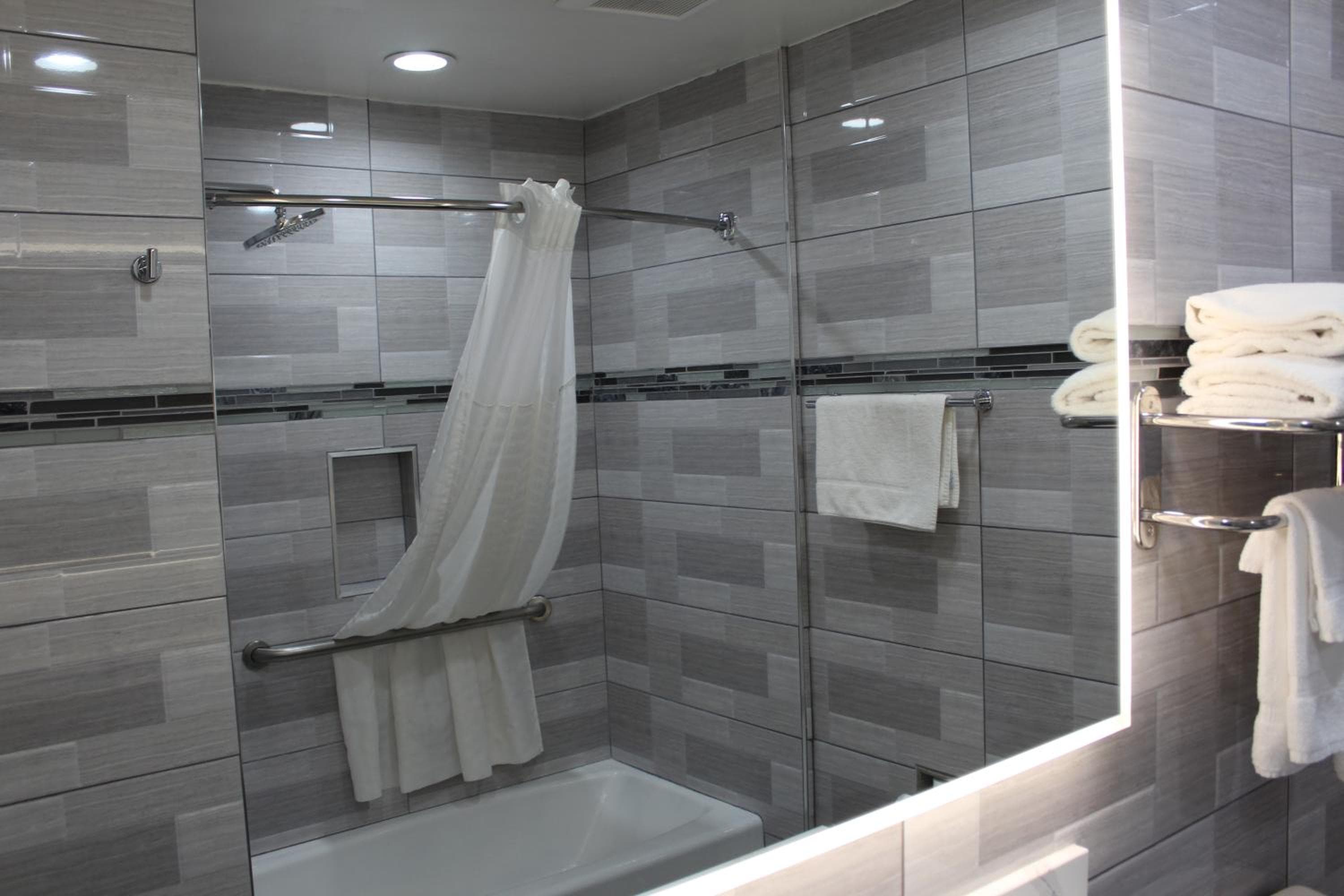 Mirage Inn & Suites
