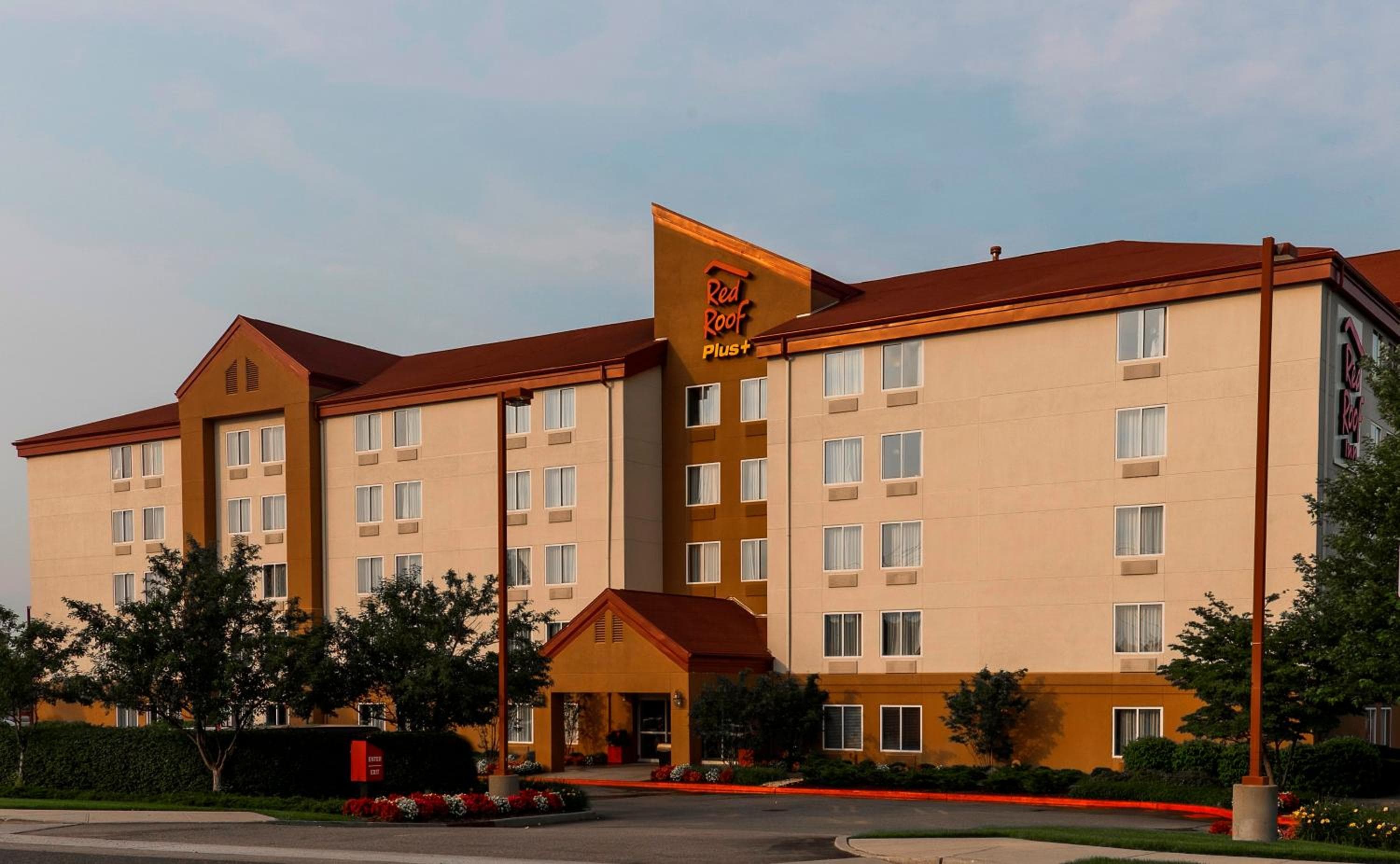 Red Roof Inn PLUS Long Island - Garden City