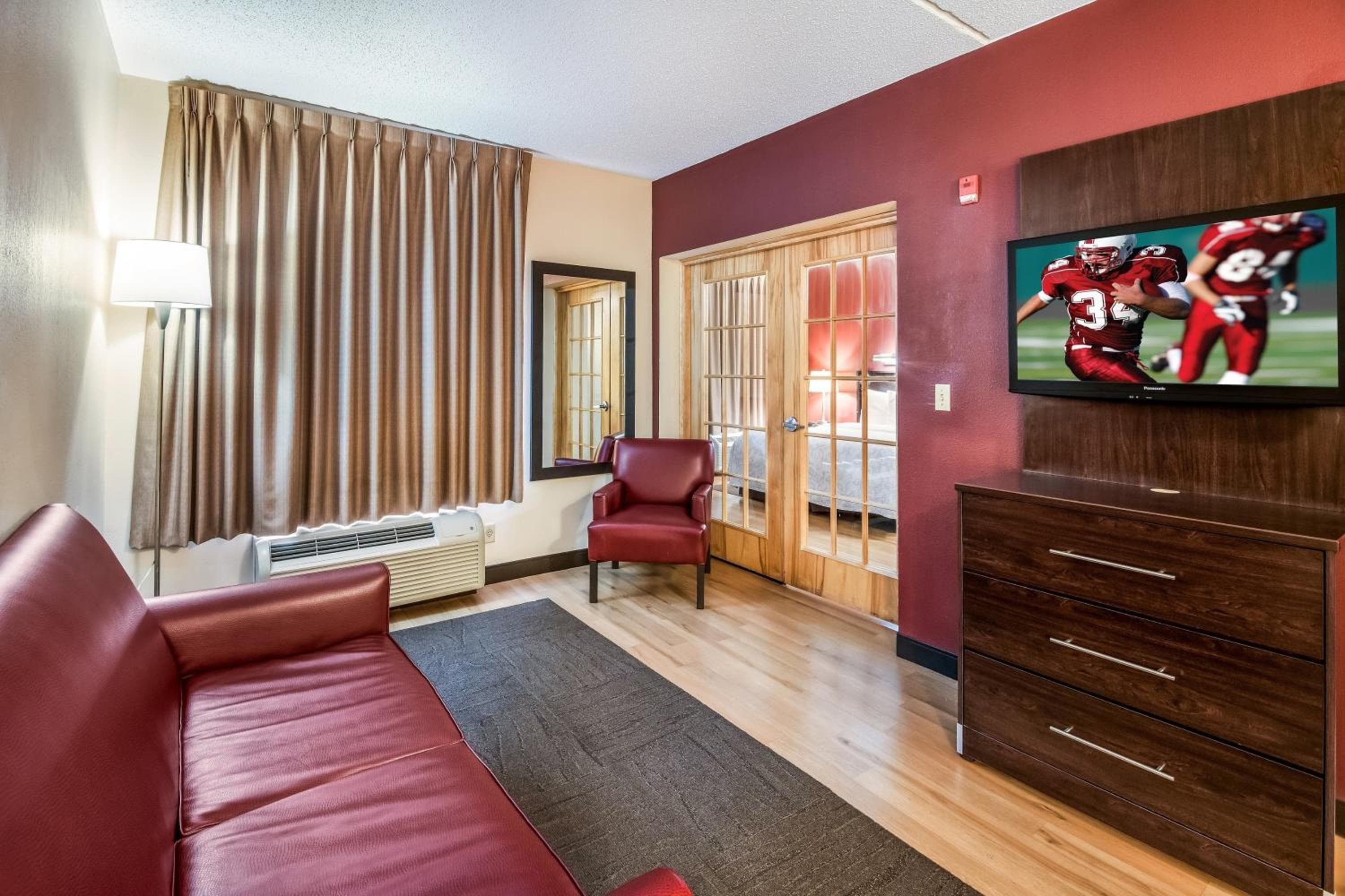 Red Roof Inn PLUS Long Island - Garden City