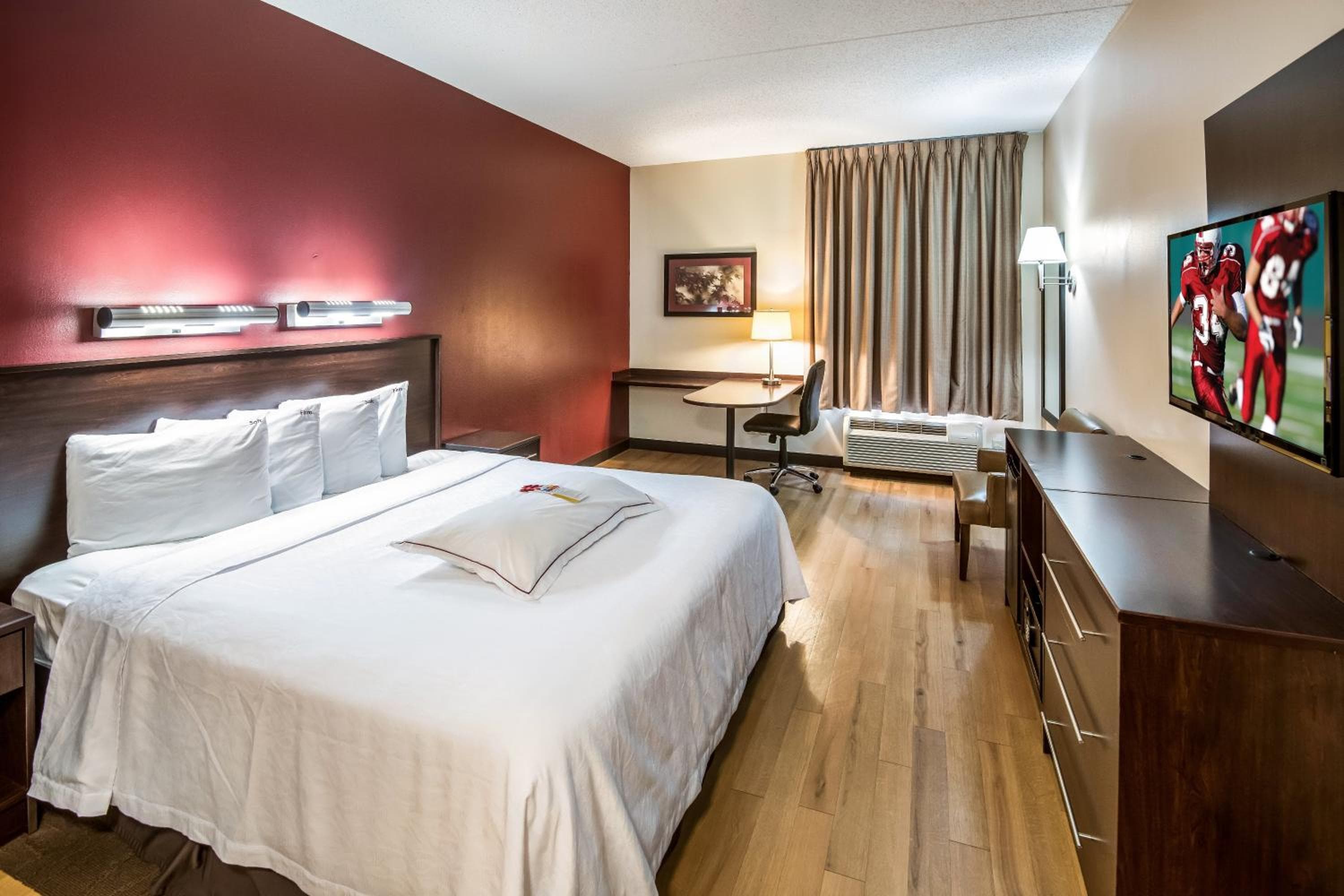 Red Roof Inn PLUS Long Island - Garden City