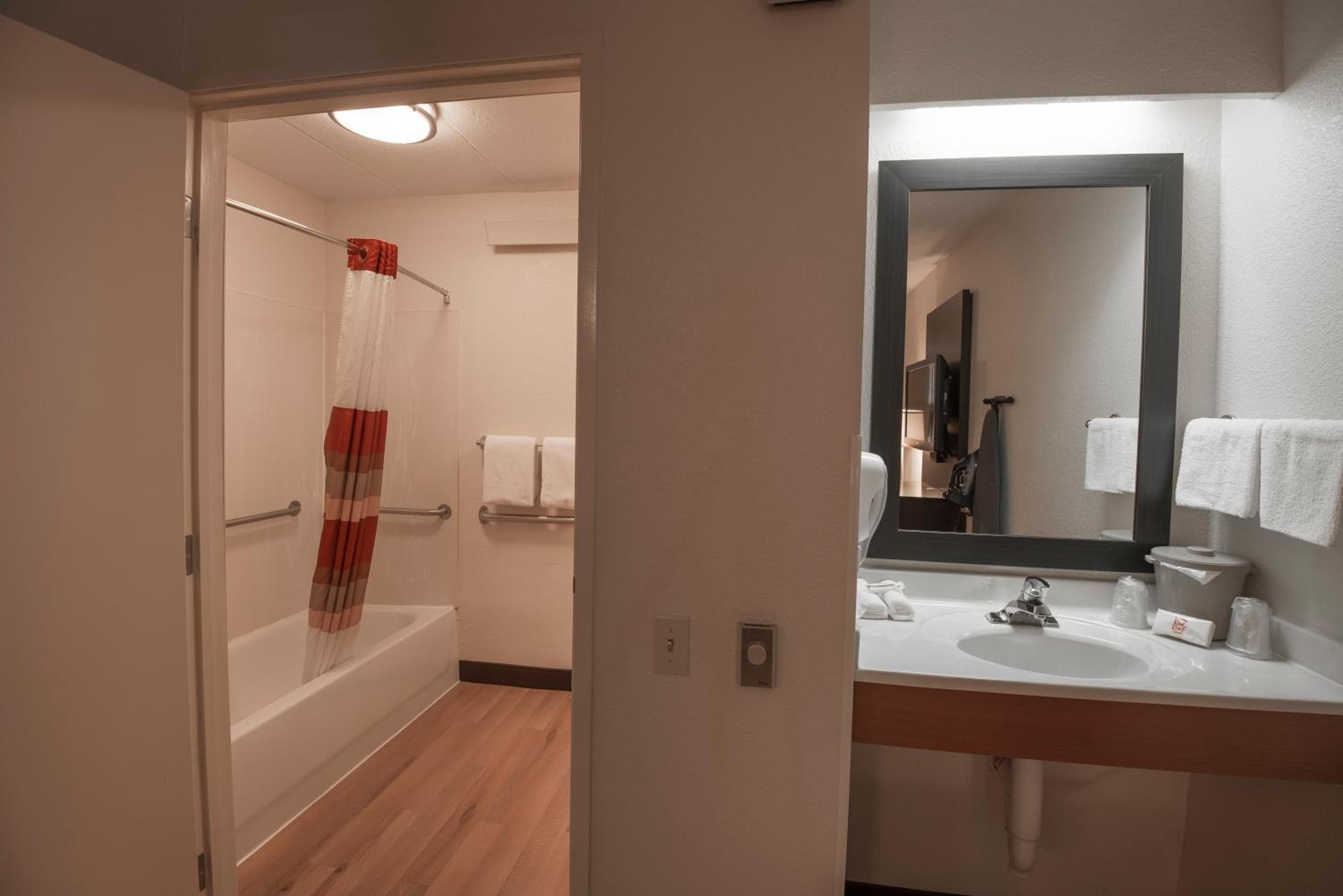Red Roof Inn PLUS+ Chicago - Willowbrook