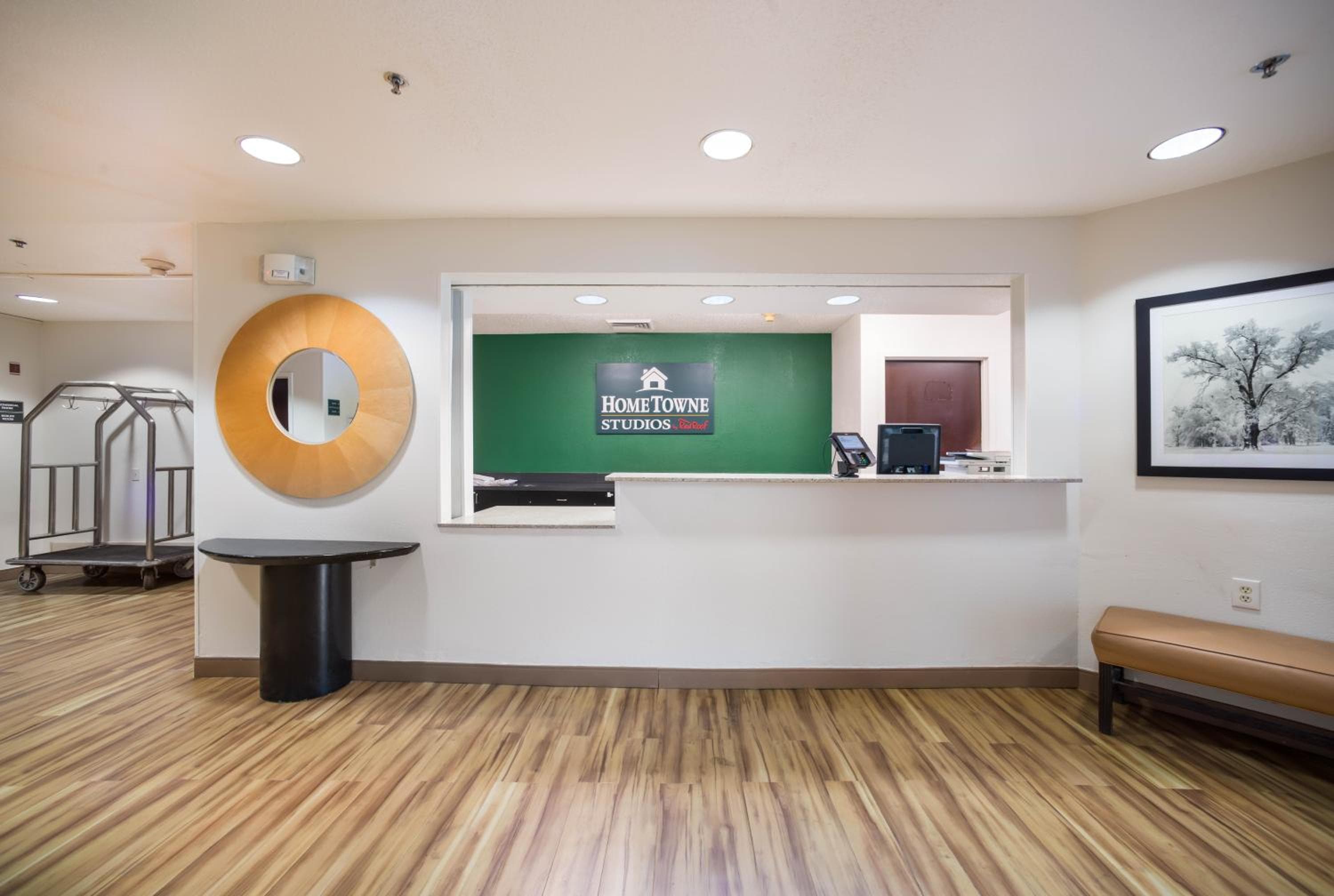HomeTowne Studios by Red Roof St. Louis - Airport/N Lindbergh
