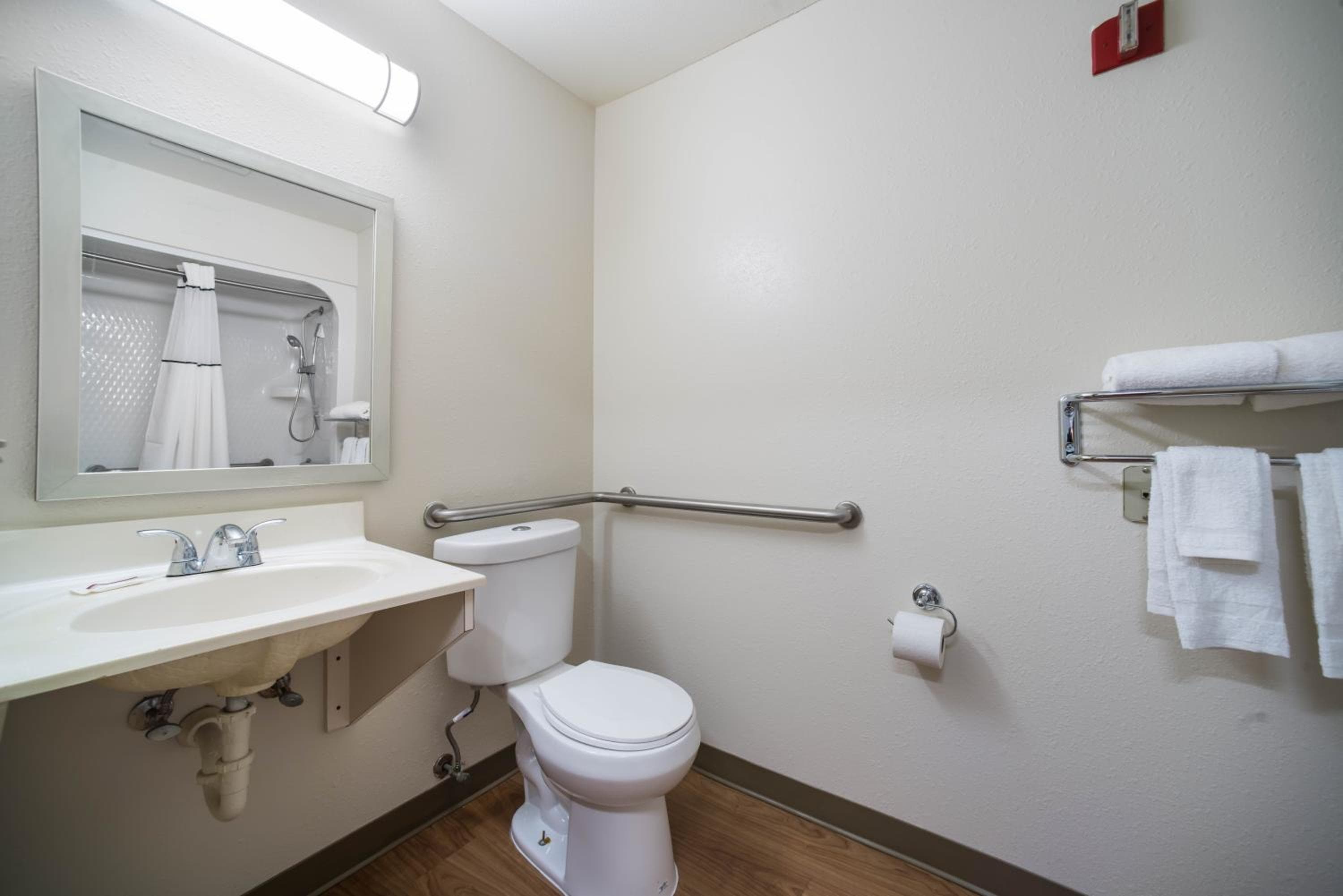 HomeTowne Studios by Red Roof St. Louis - Airport/N Lindbergh
