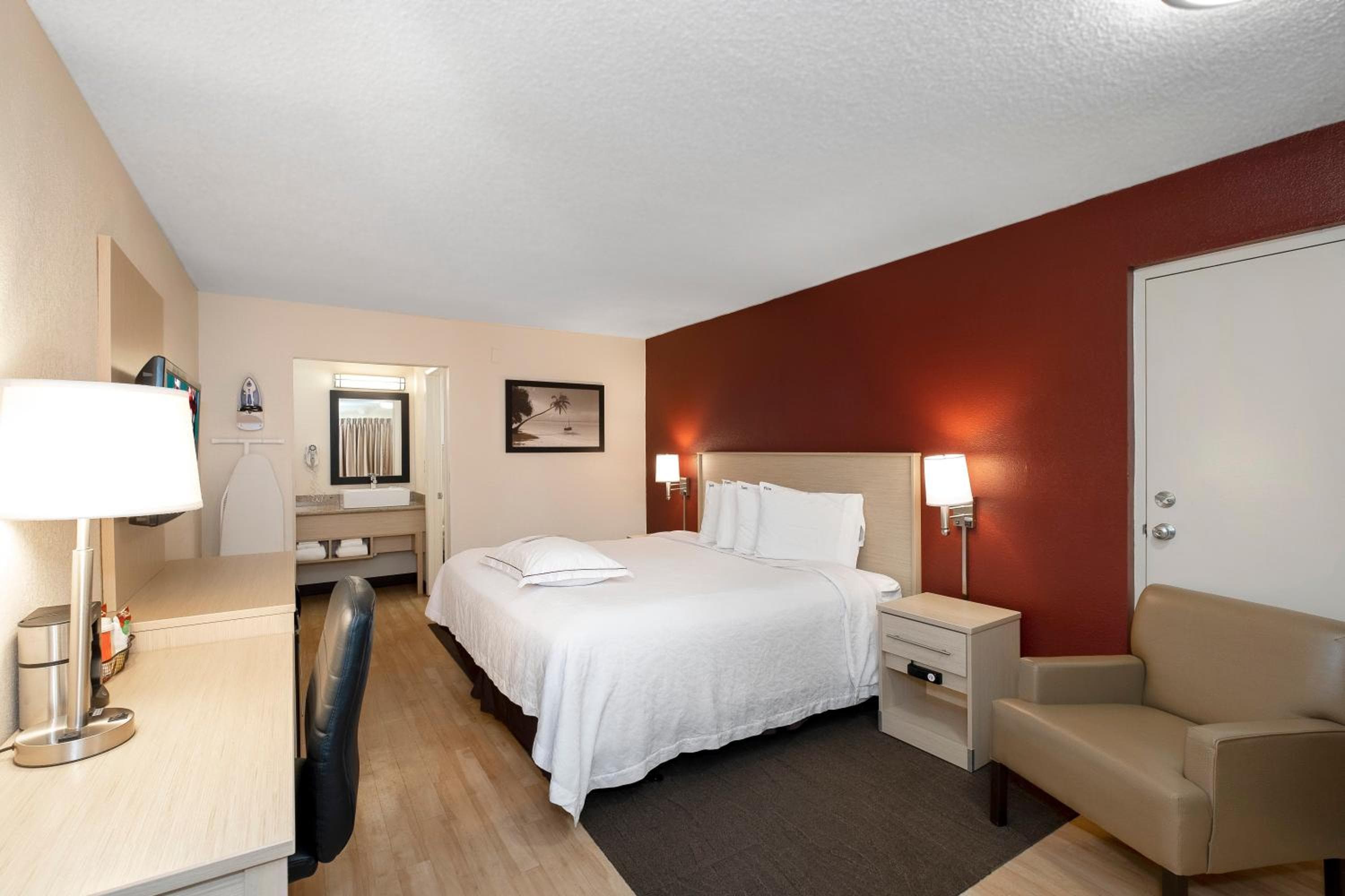 Red Roof Inn PLUS+ & Suites Naples Downtown-5th Ave S