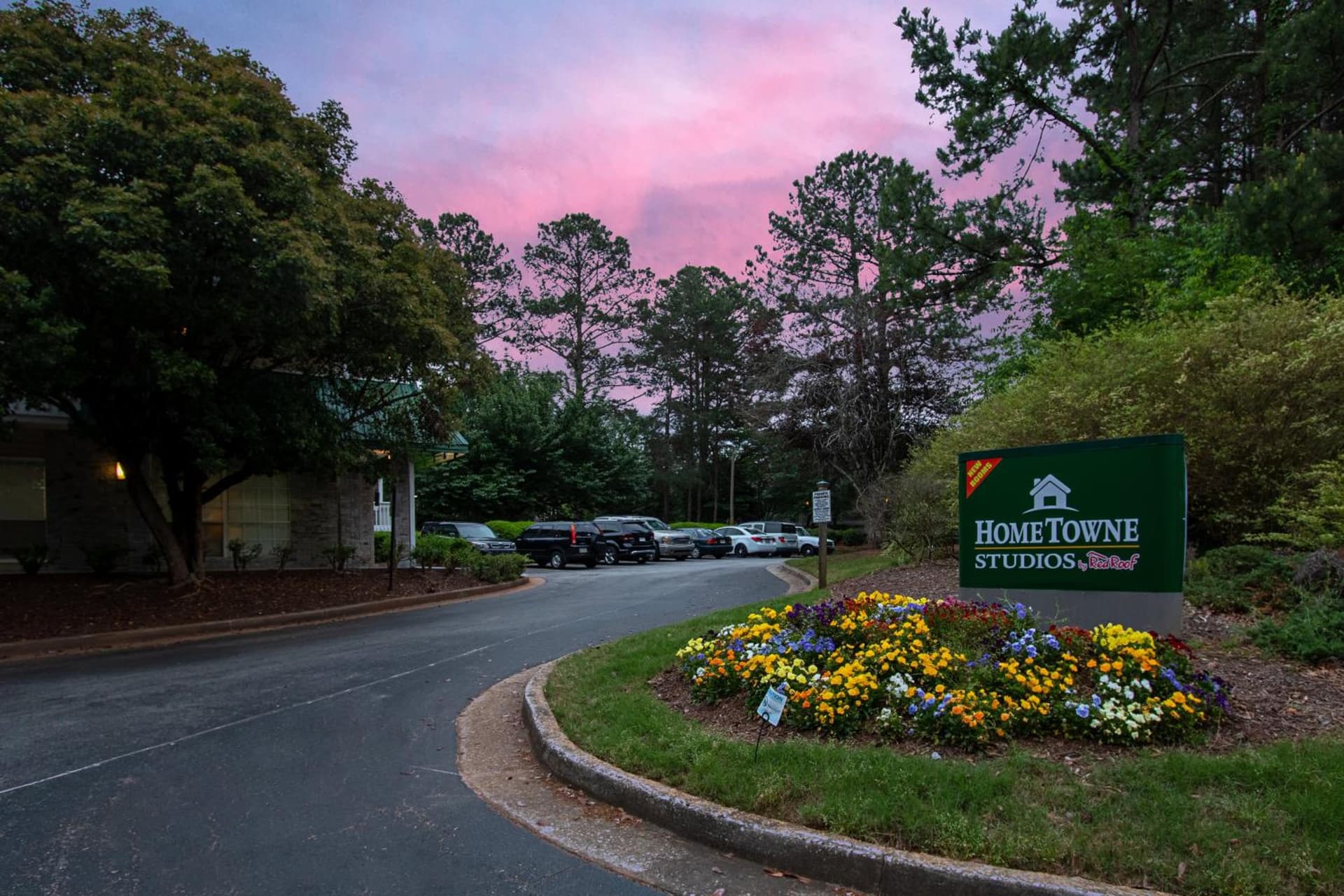HomeTowne Studios by Red Roof Atlanta – Lawrenceville
