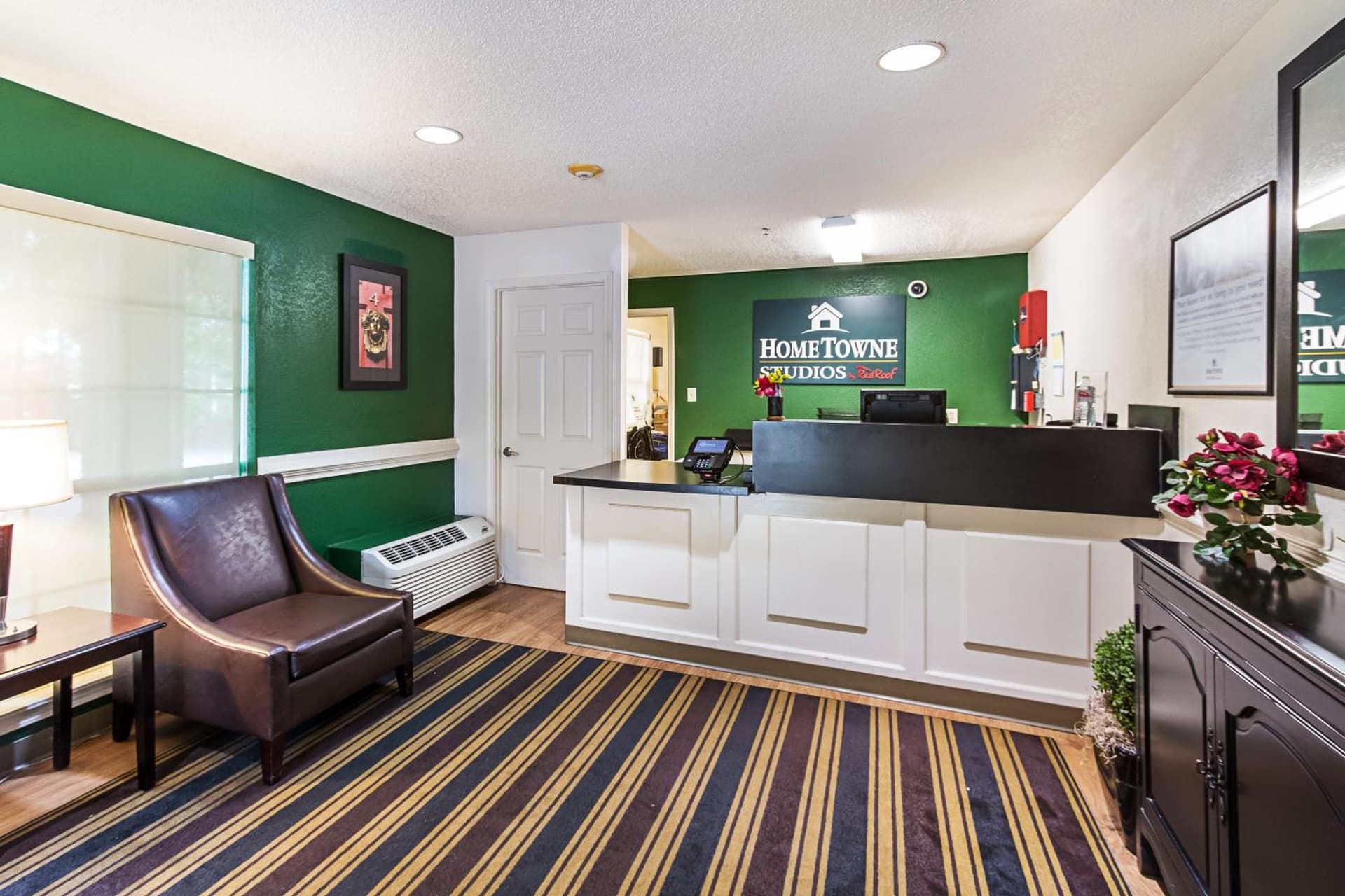 HomeTowne Studios by Red Roof Atlanta – Lawrenceville