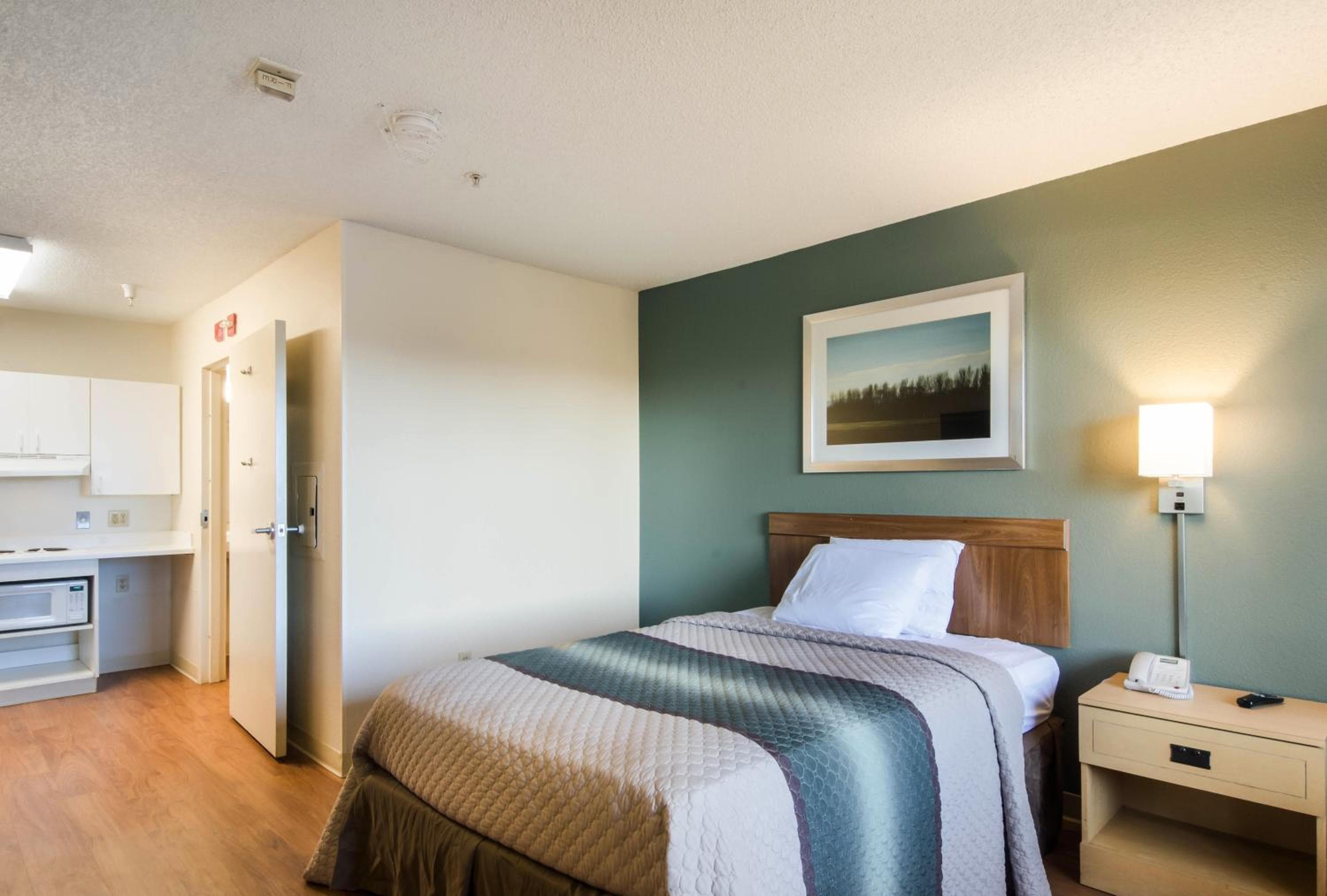 HomeTowne Studios by Red Roof Denver - Thornton