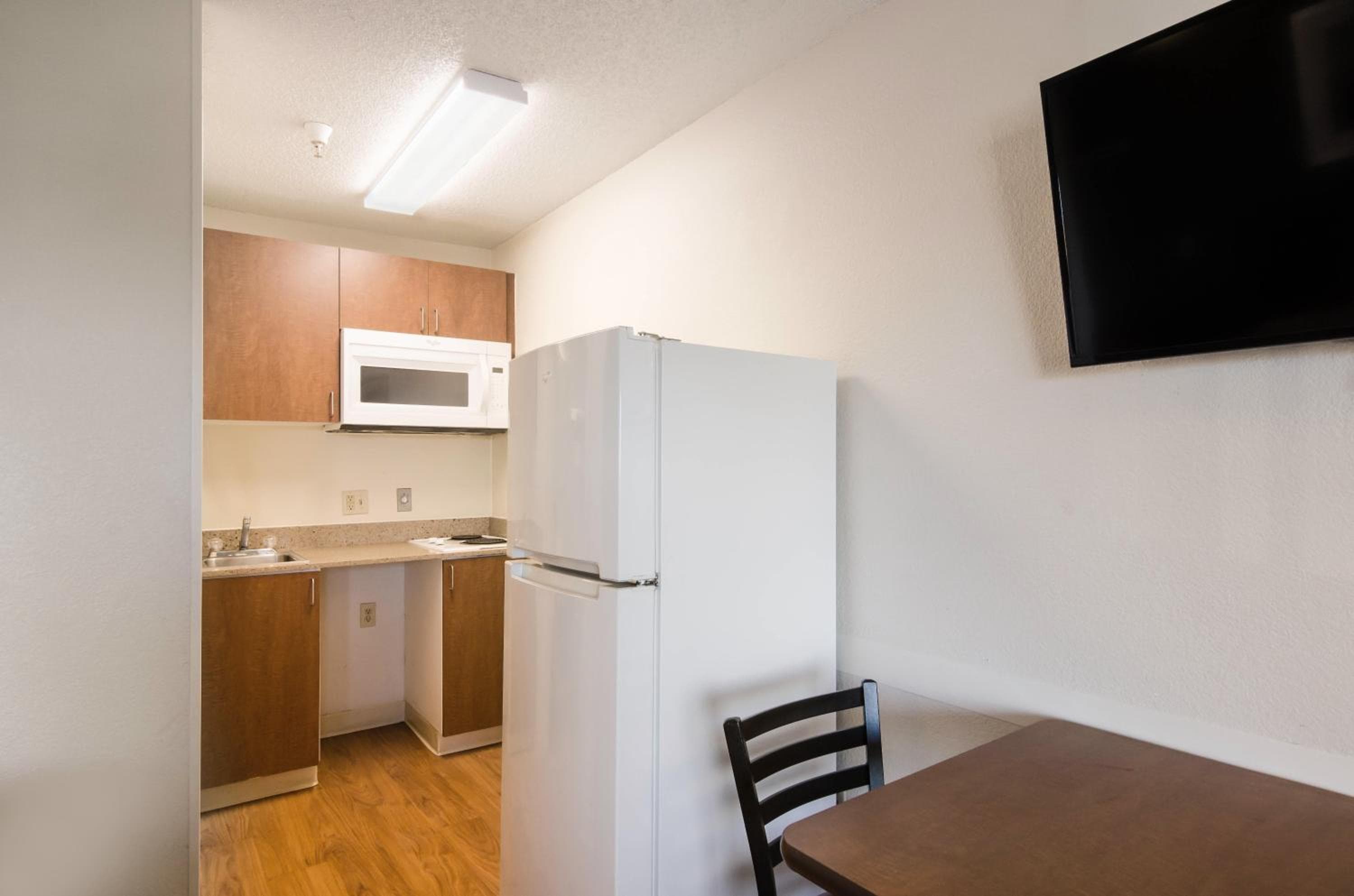 HomeTowne Studios by Red Roof Denver - Thornton