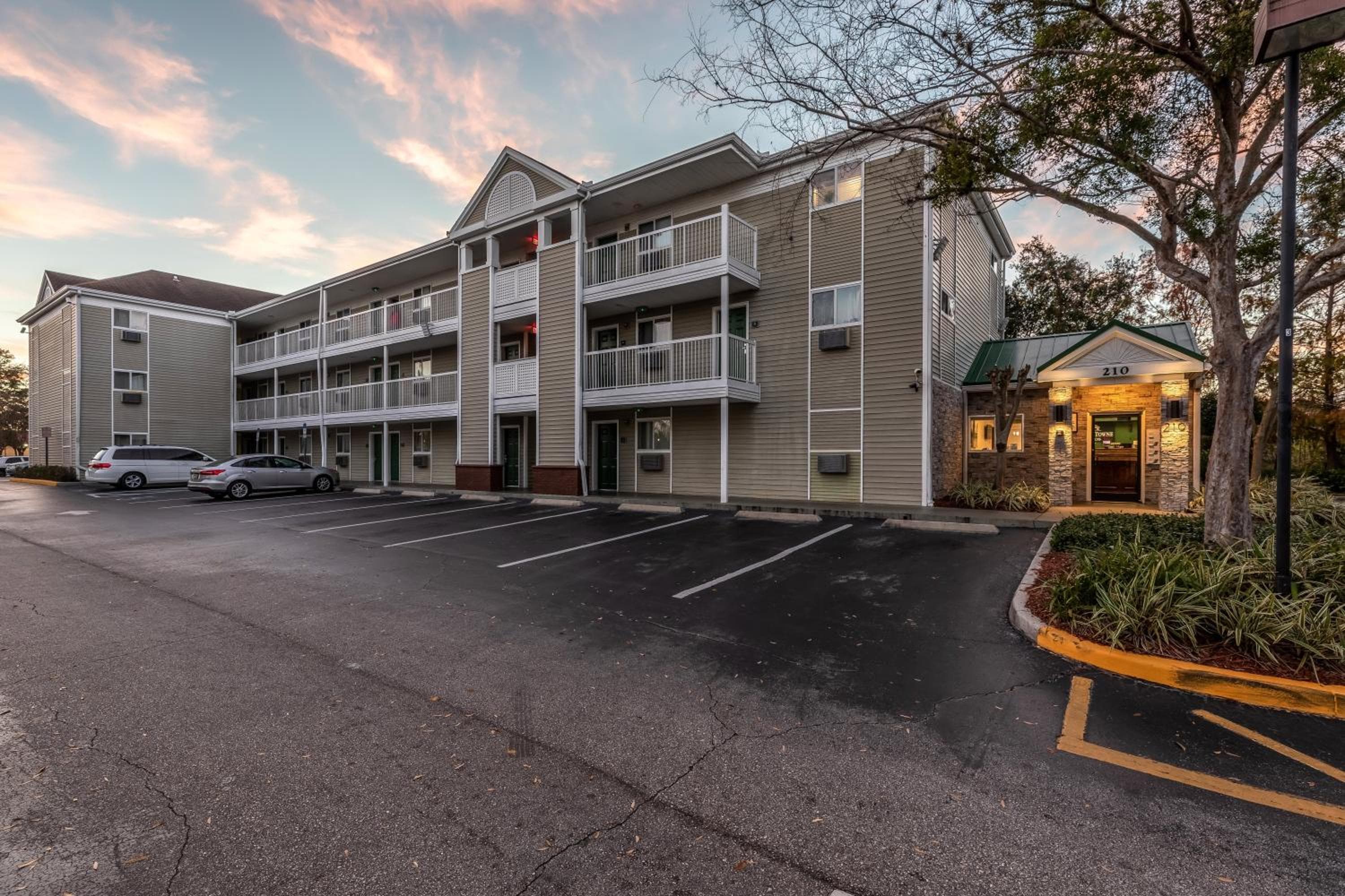 HomeTowne Studios by Red Roof Orlando - Casselberry