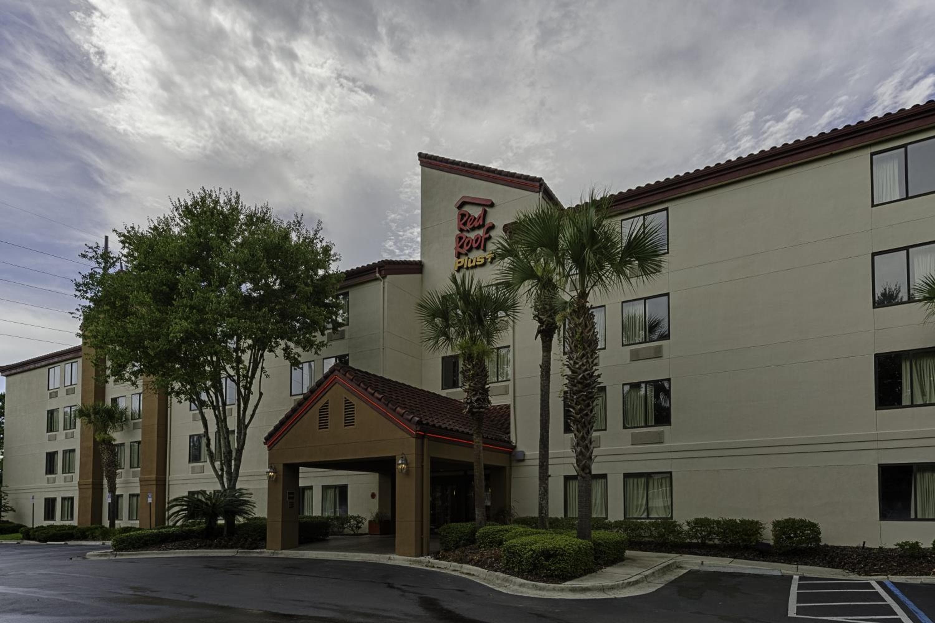 Red Roof Inn PLUS + Gainesville
