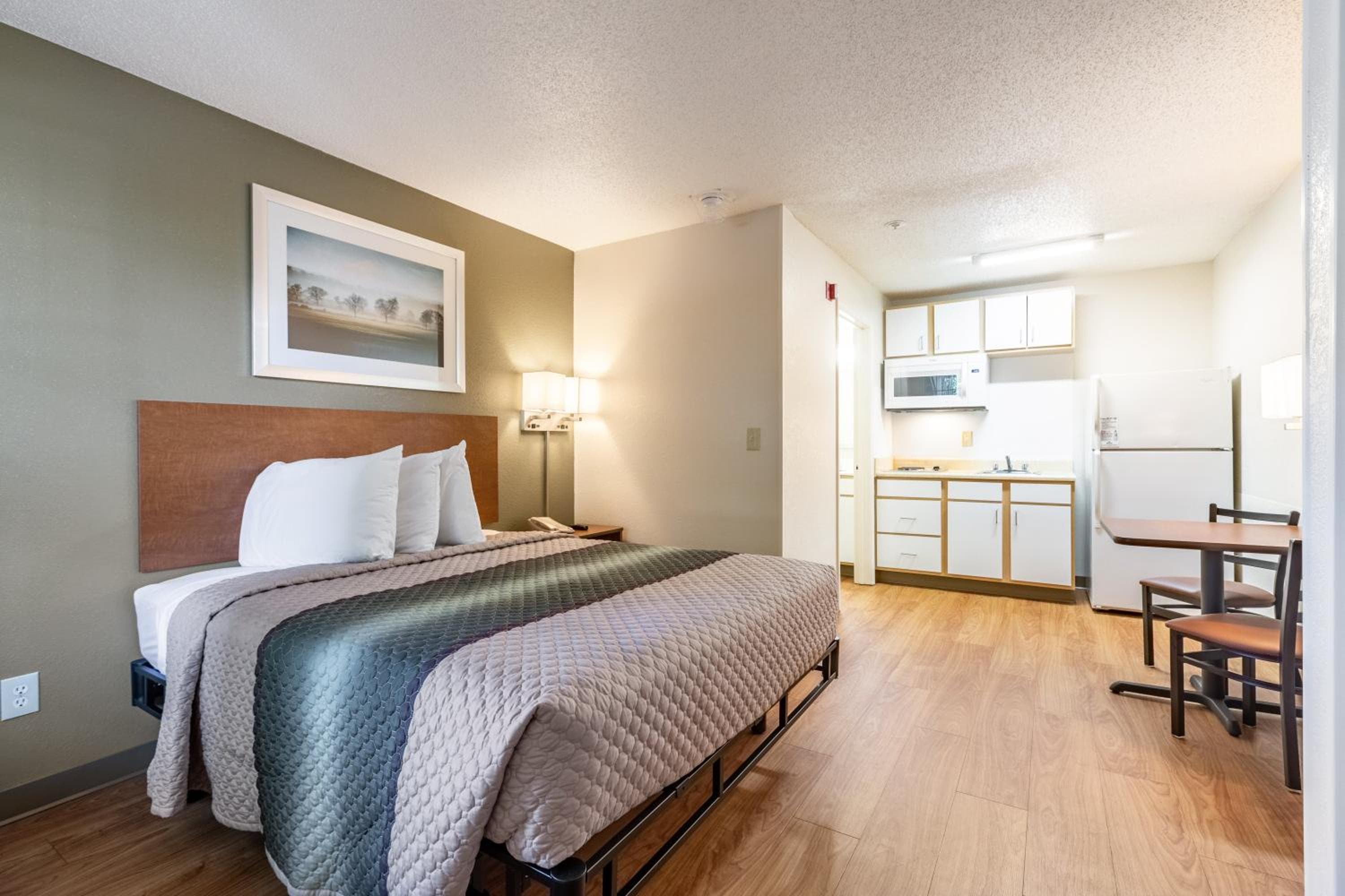 HomeTowne Studios by Red Roof Atlanta - Peachtree Corners