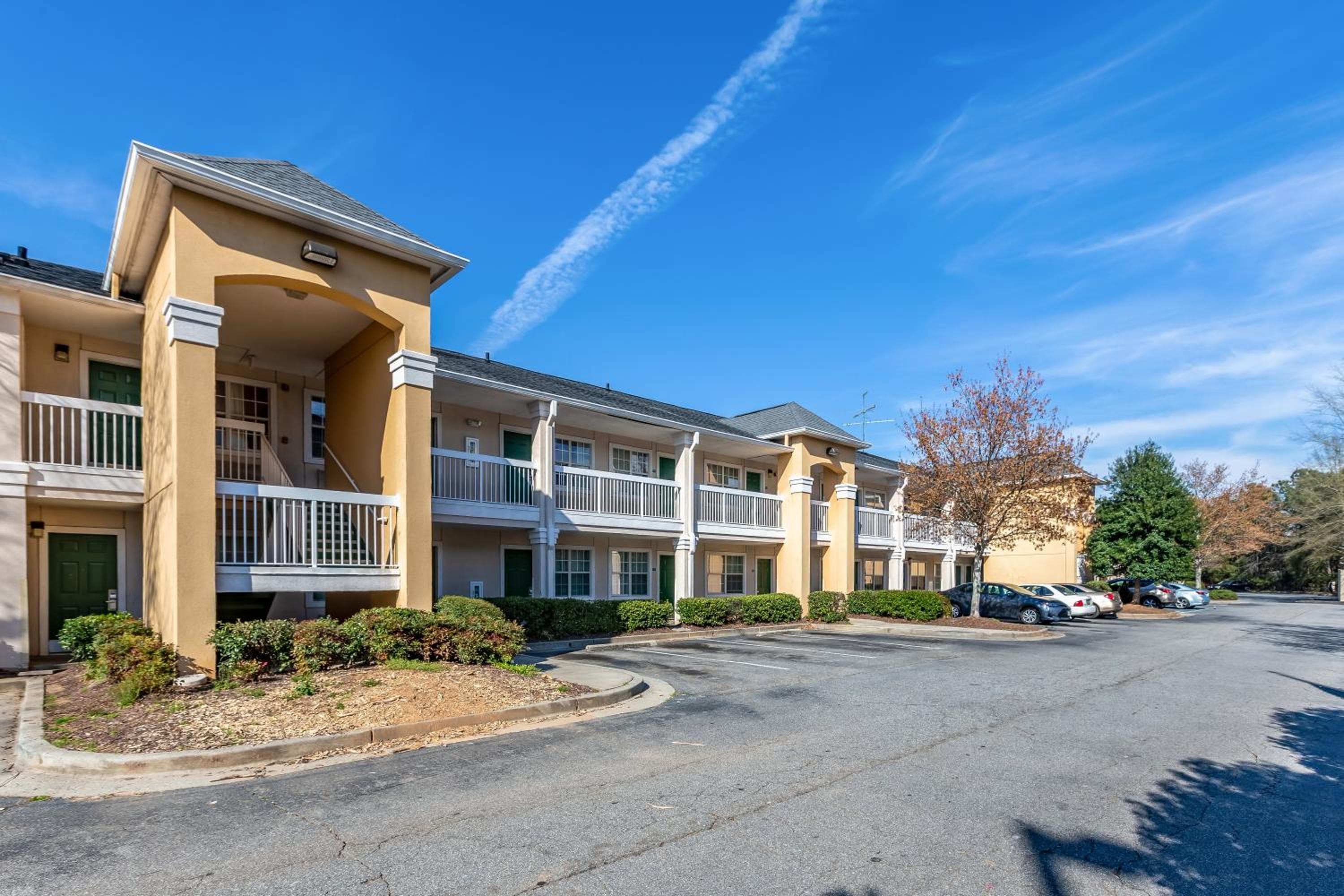 HomeTowne Studios by Red Roof Atlanta - Peachtree Corners