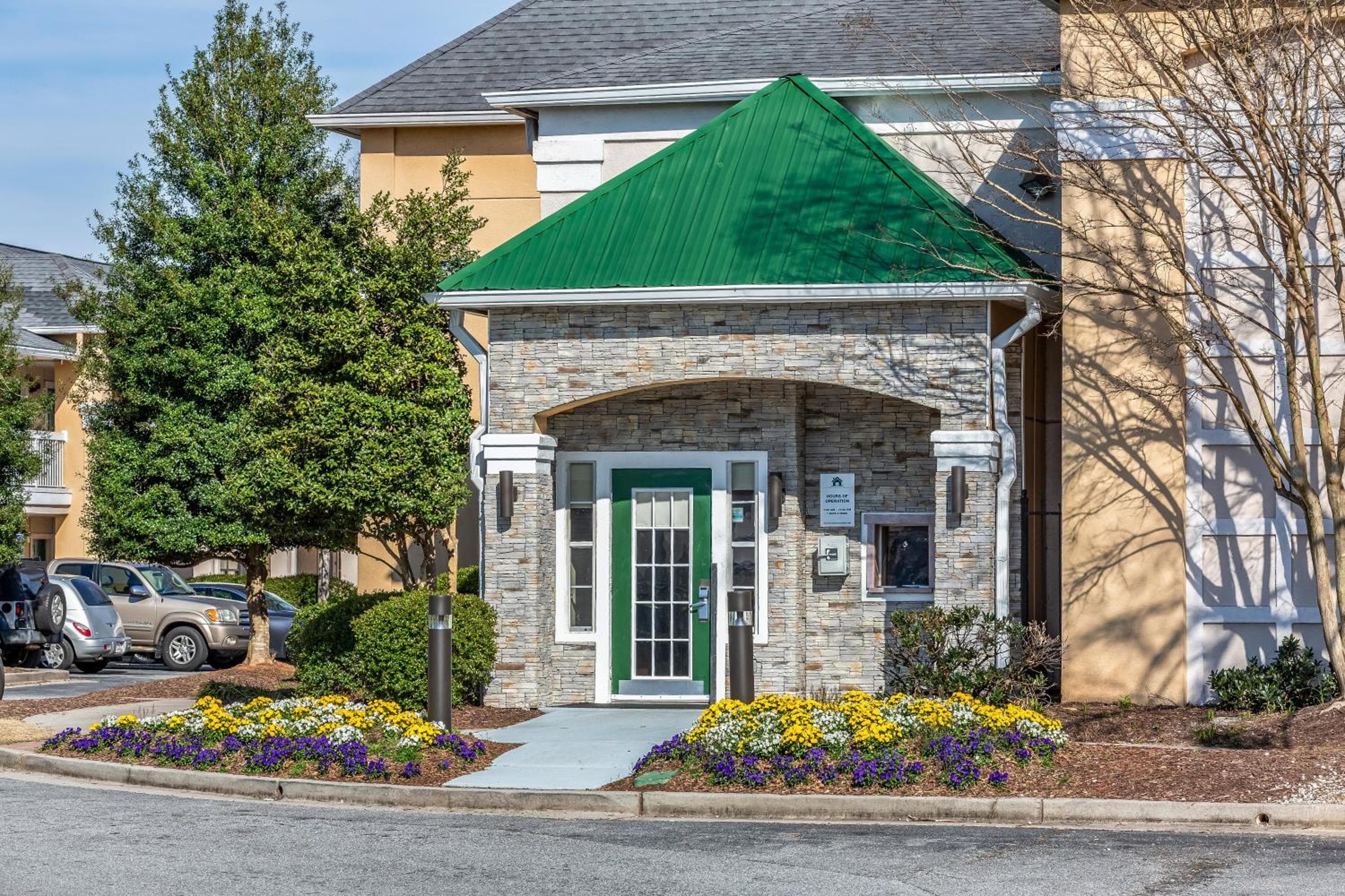 HomeTowne Studios by Red Roof Atlanta - Peachtree Corners
