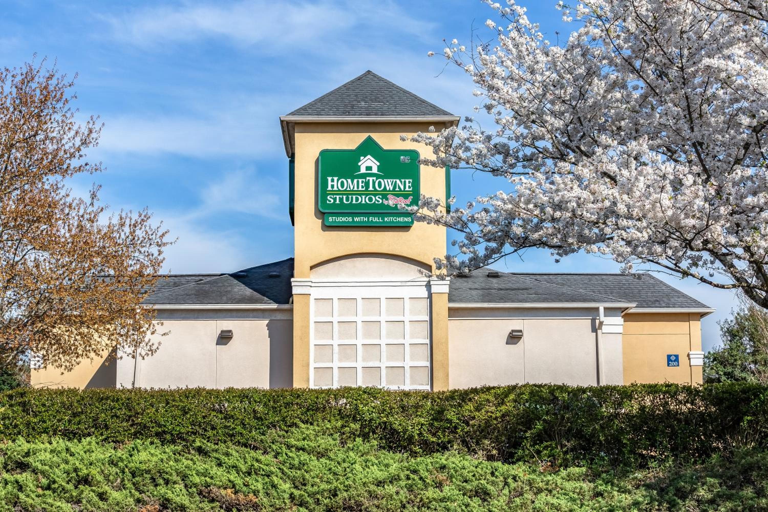 HomeTowne Studios by Red Roof Atlanta - Peachtree Corners