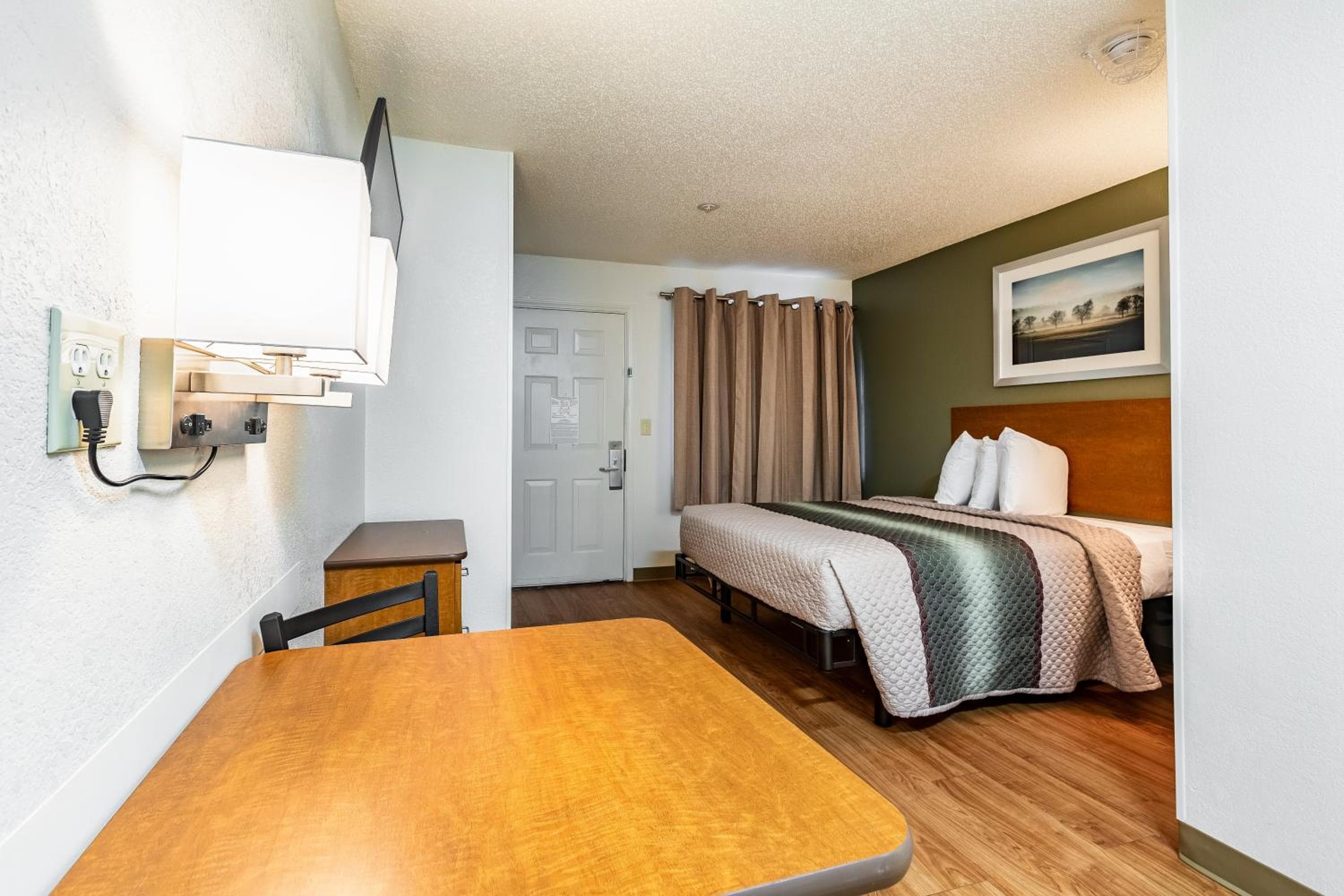 HomeTowne Studios by Red Roof Atlanta - Peachtree Corners