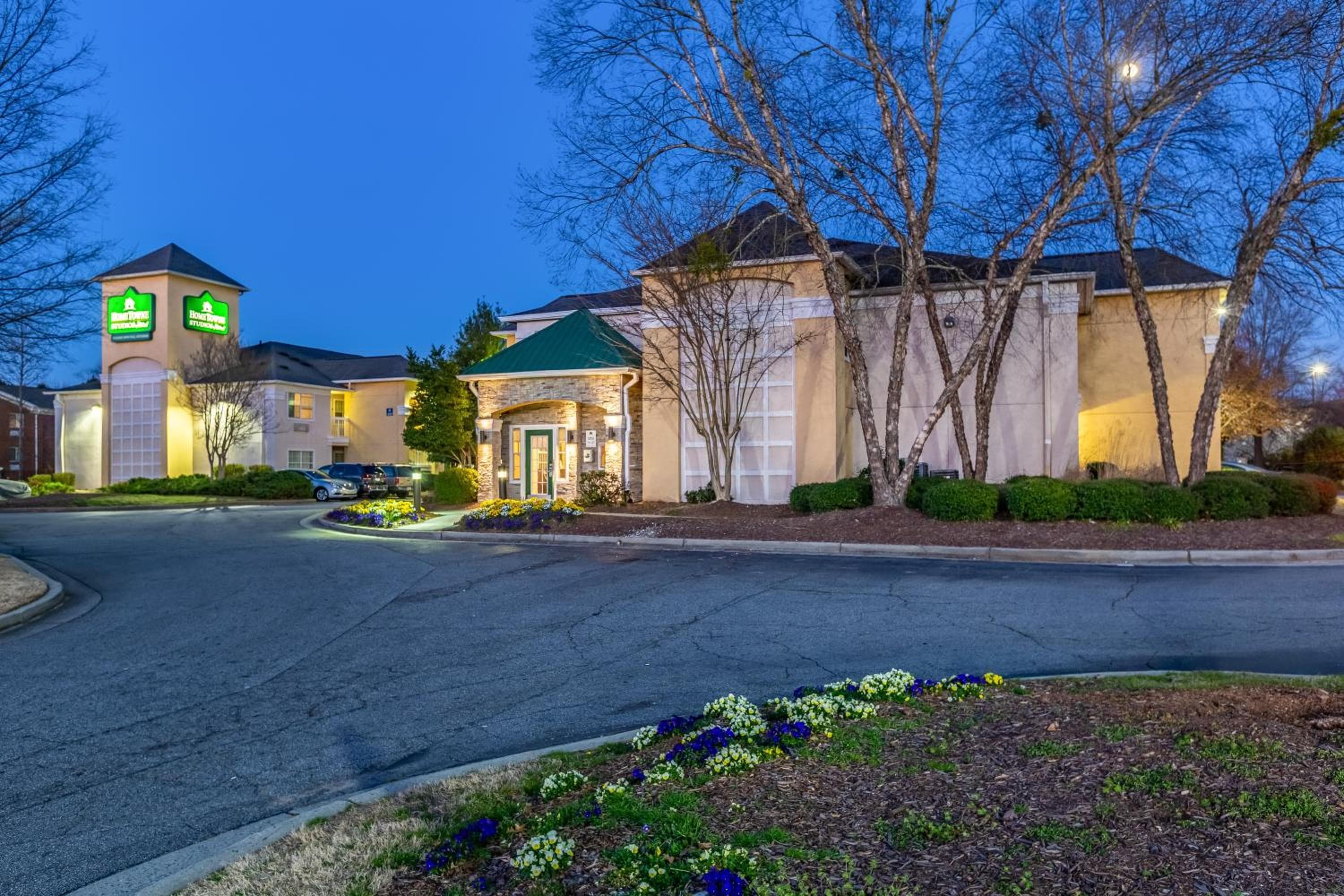 HomeTowne Studios by Red Roof Atlanta - Peachtree Corners