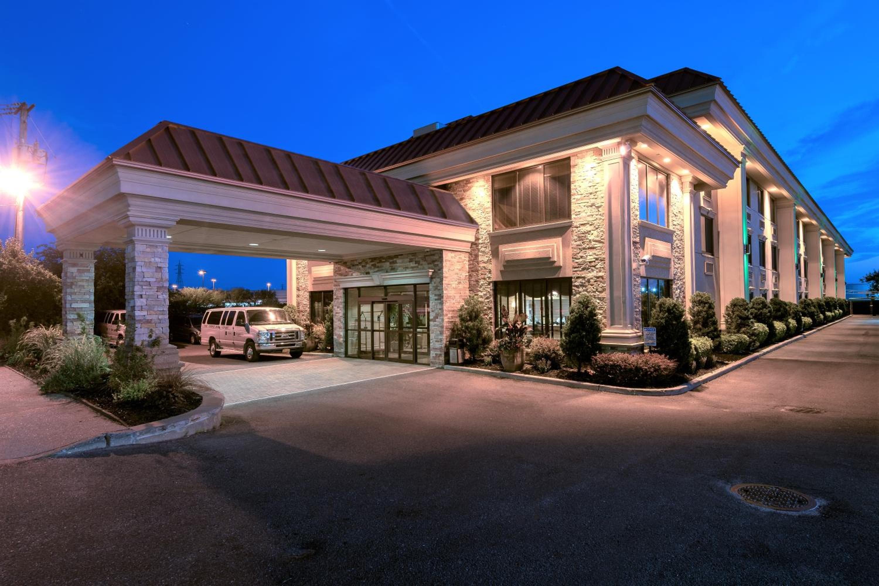 Five Towns Inn - JFK Airport