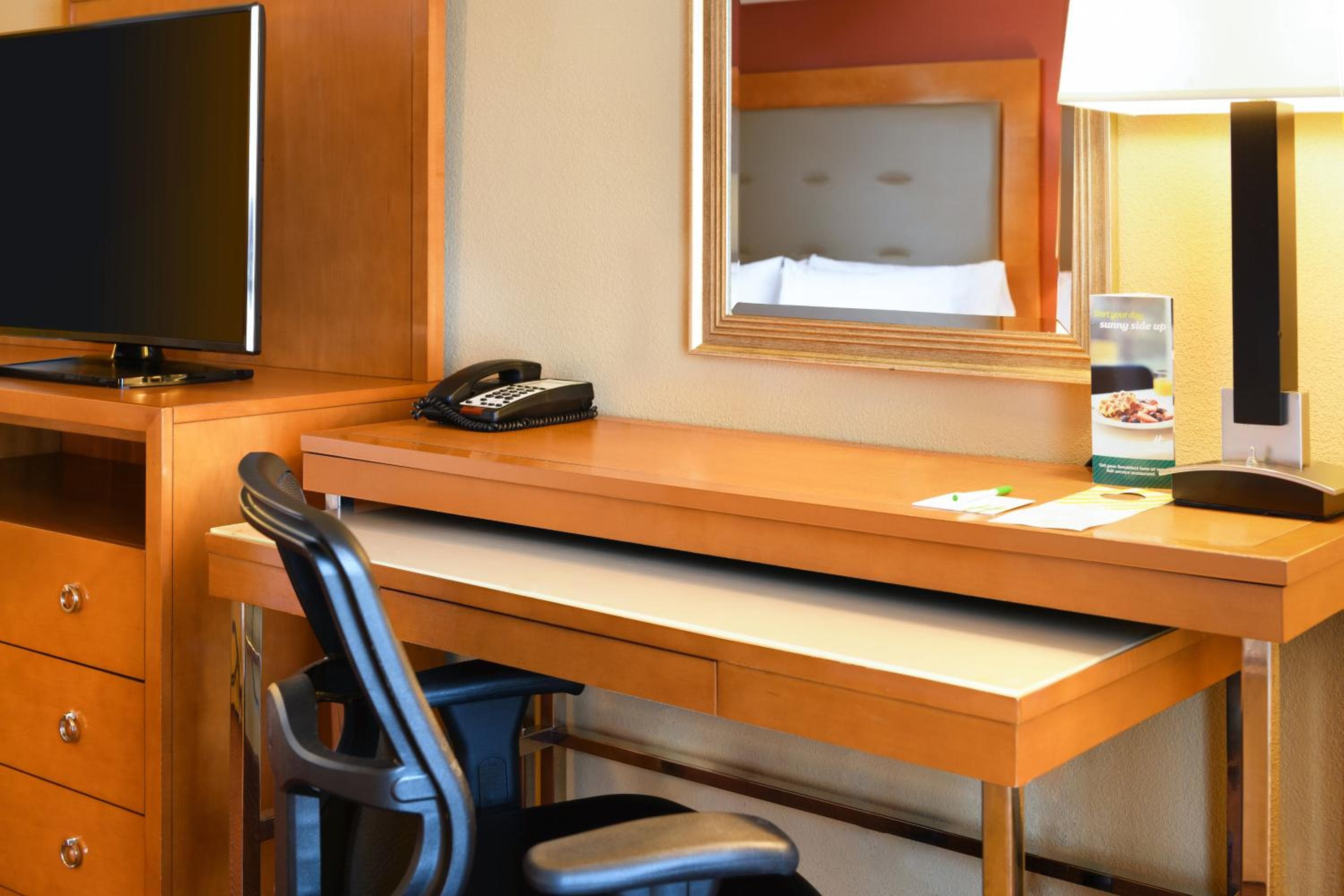 Holiday Inn & Suites Oakland - Airport by IHG