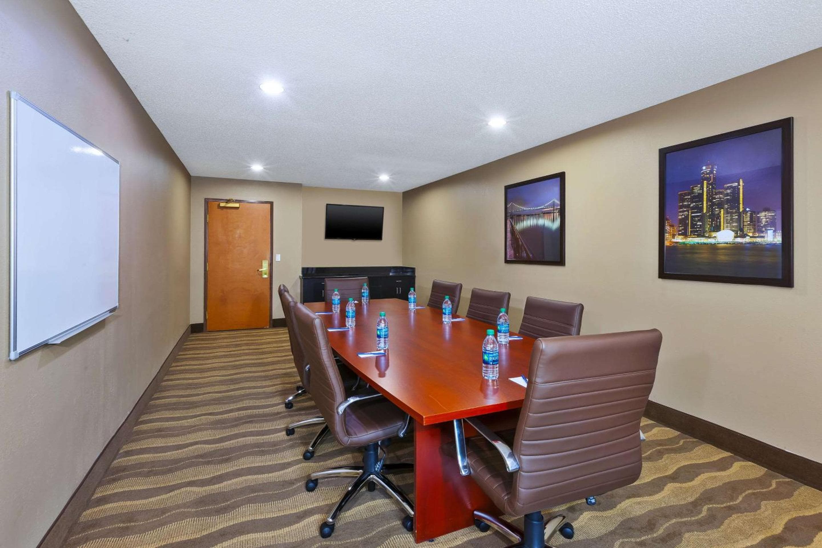 Comfort Inn & Suites Taylor - Detroit
