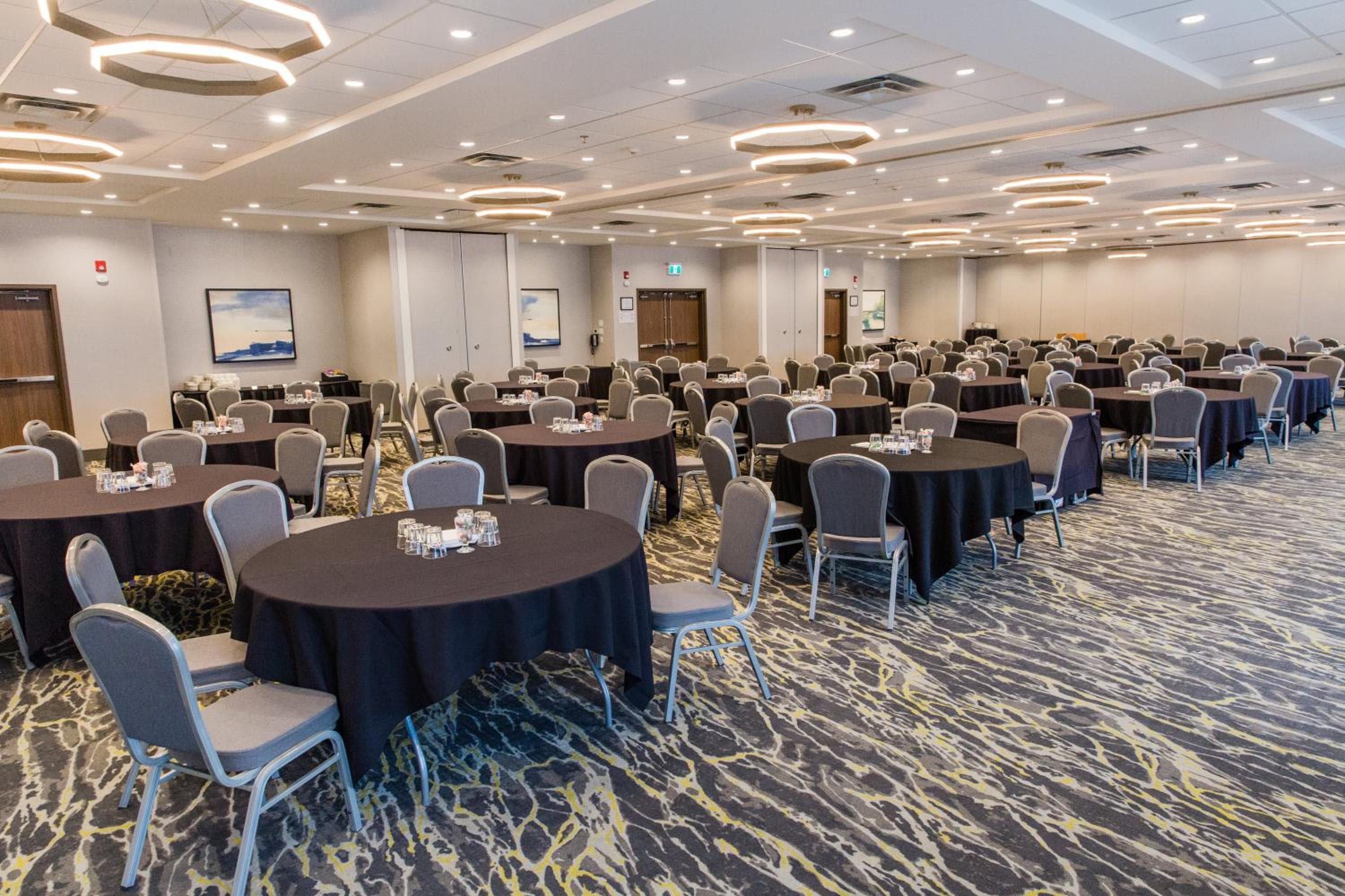 Holiday Inn Hotel & Suites Calgary South - Conference Ctr by IHG