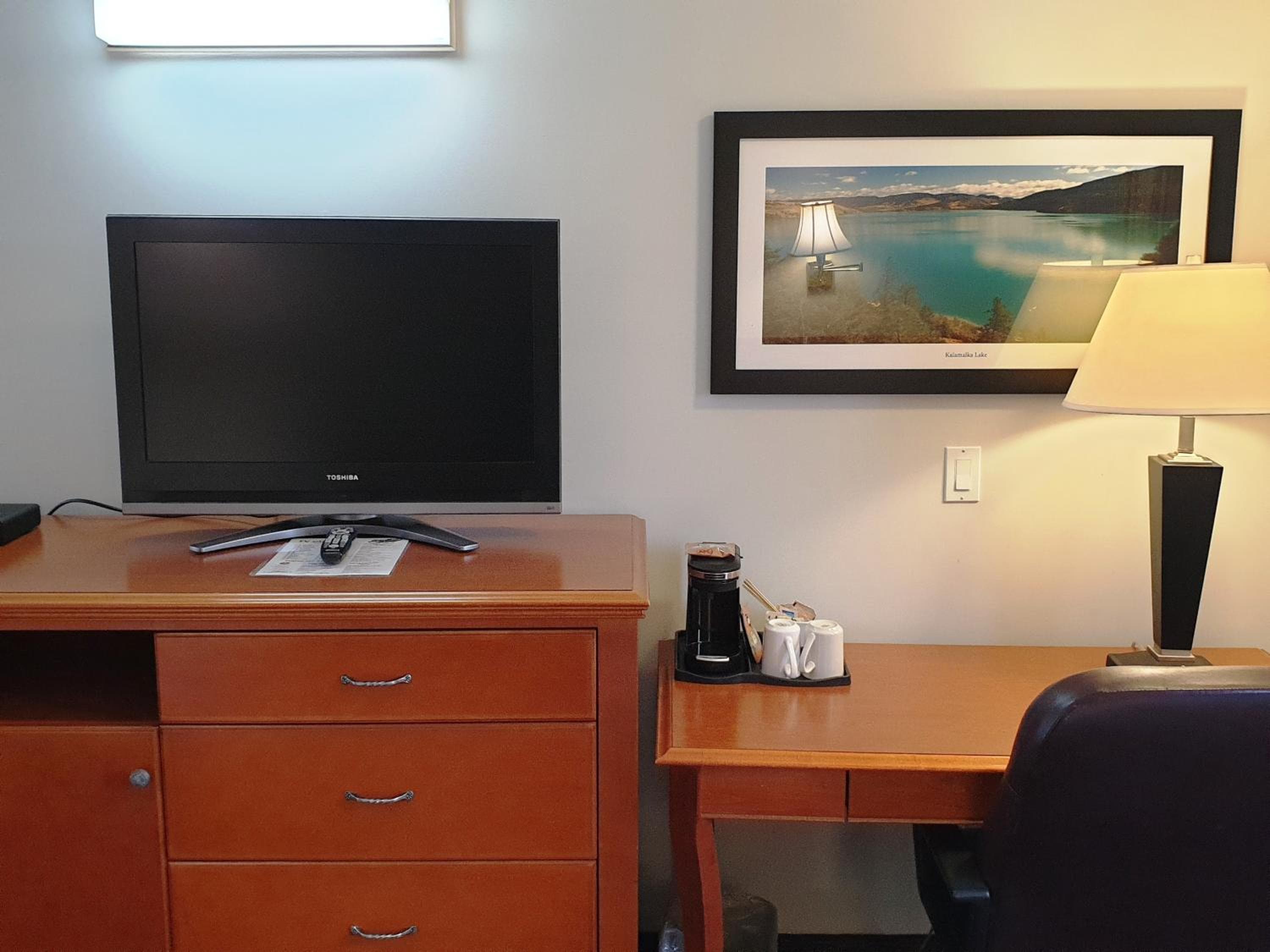 Riverland Inn & Suites