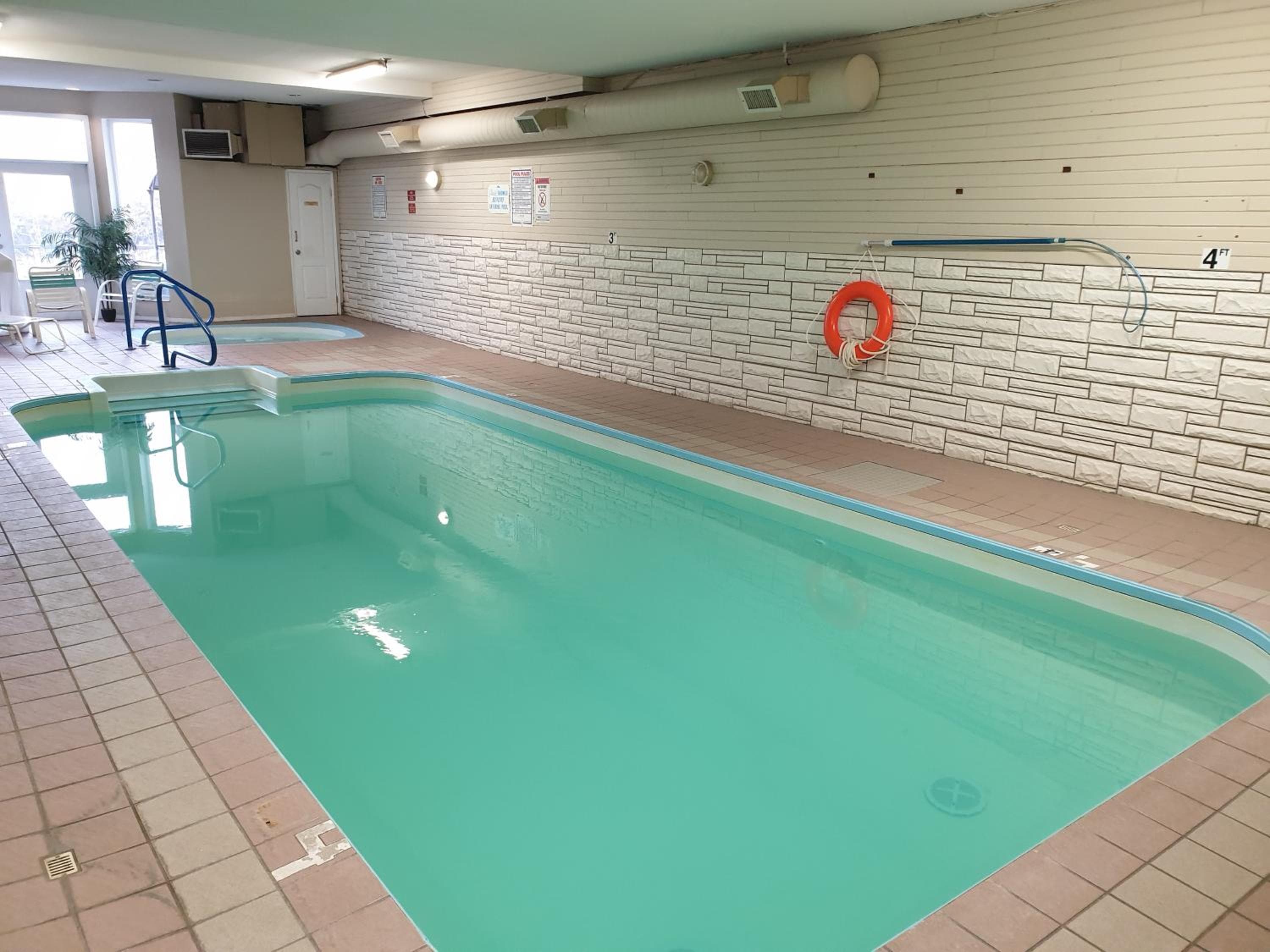 Riverland Inn & Suites