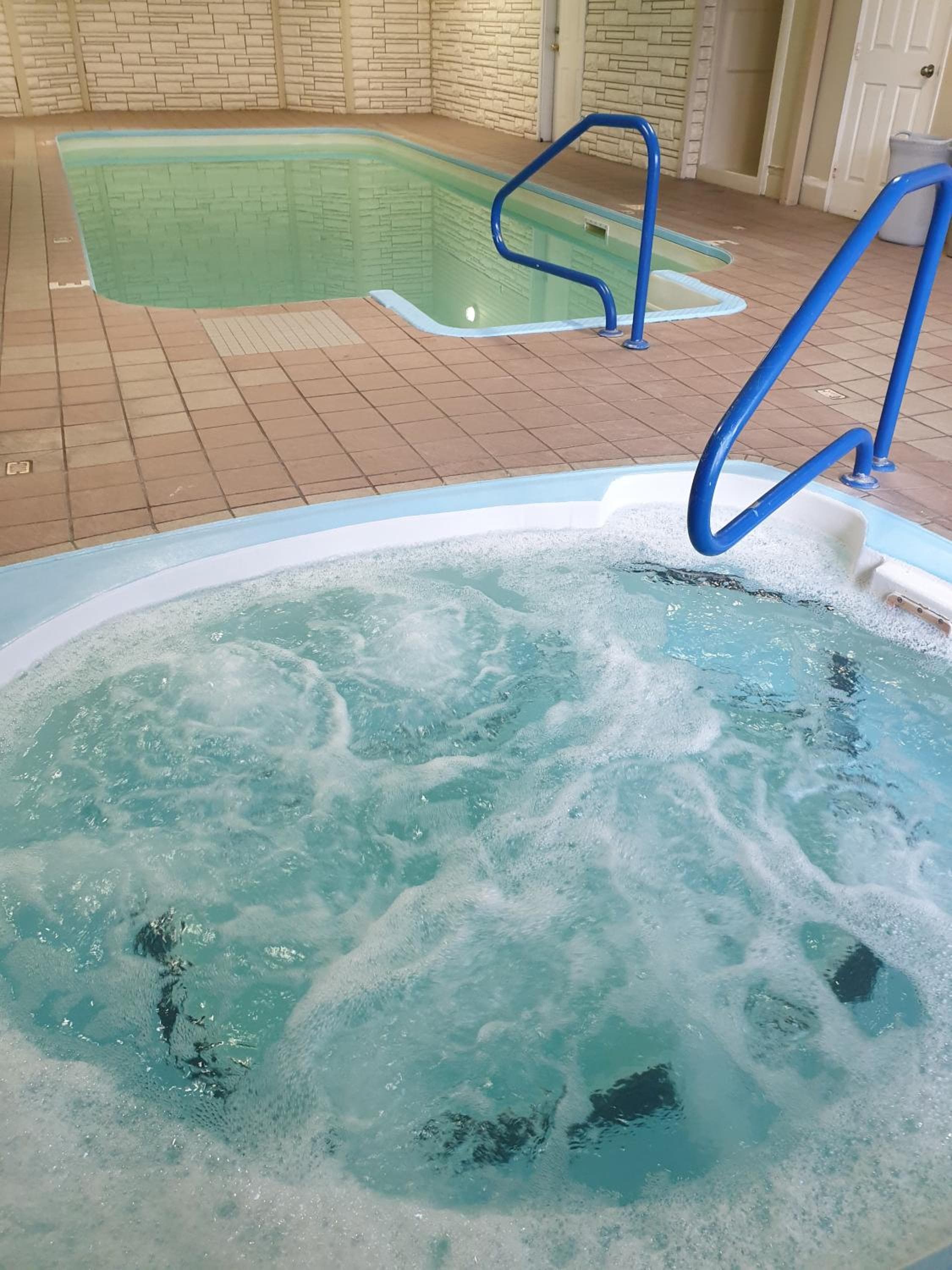 Riverland Inn & Suites