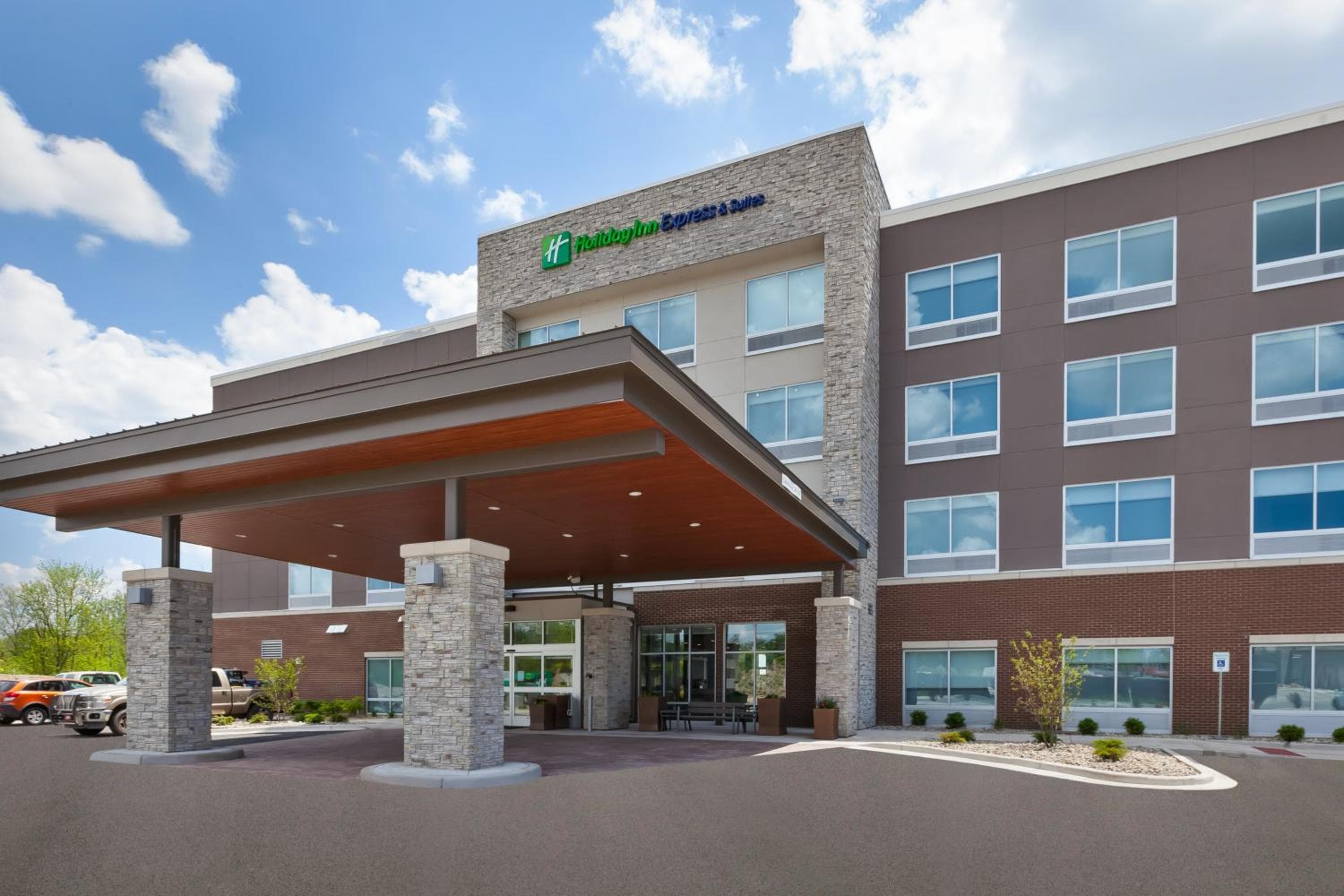 Holiday Inn Express & Suites - Grand Rapids Airport - South by IHG