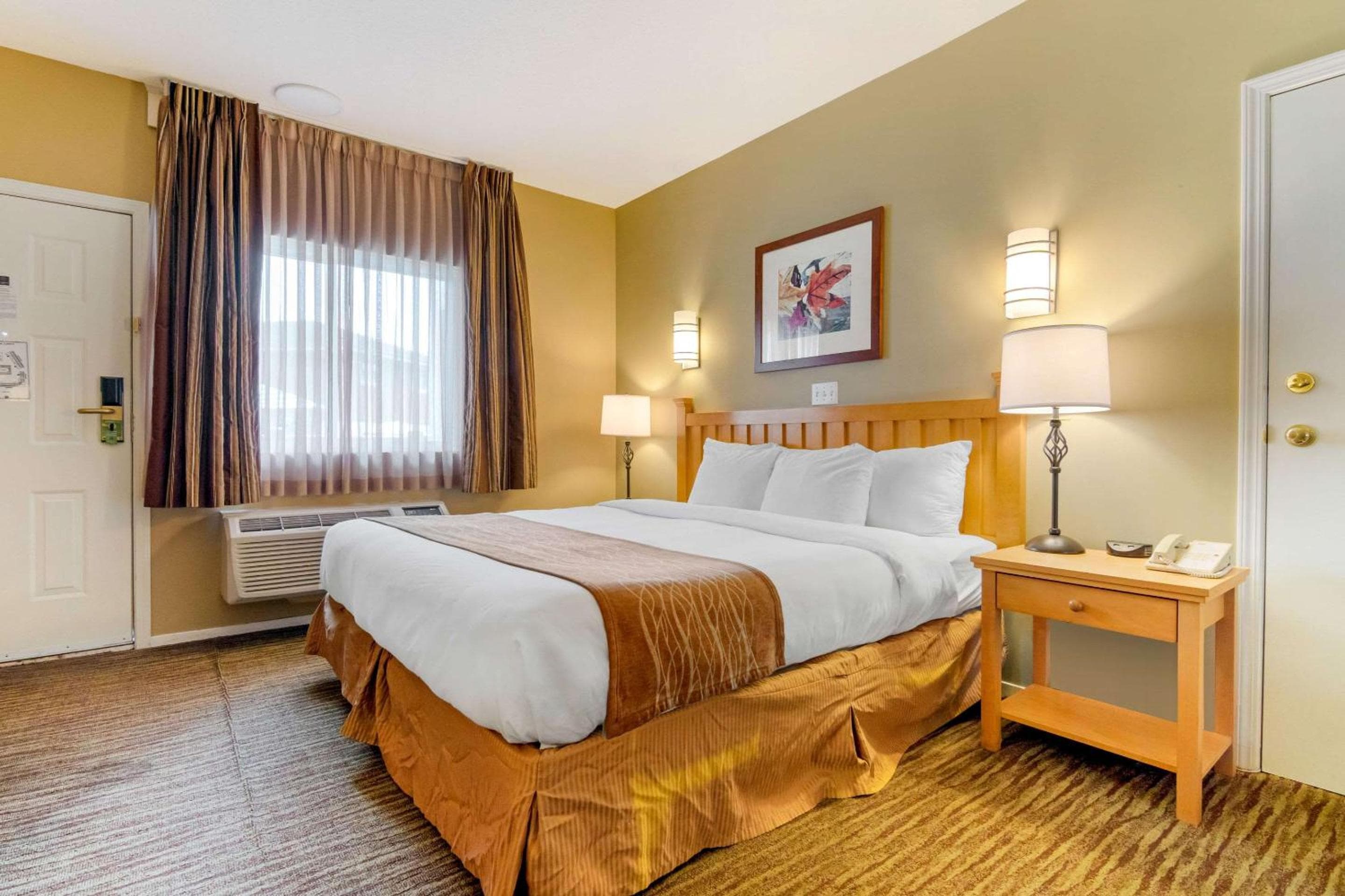 Econo Lodge Inn & Suites