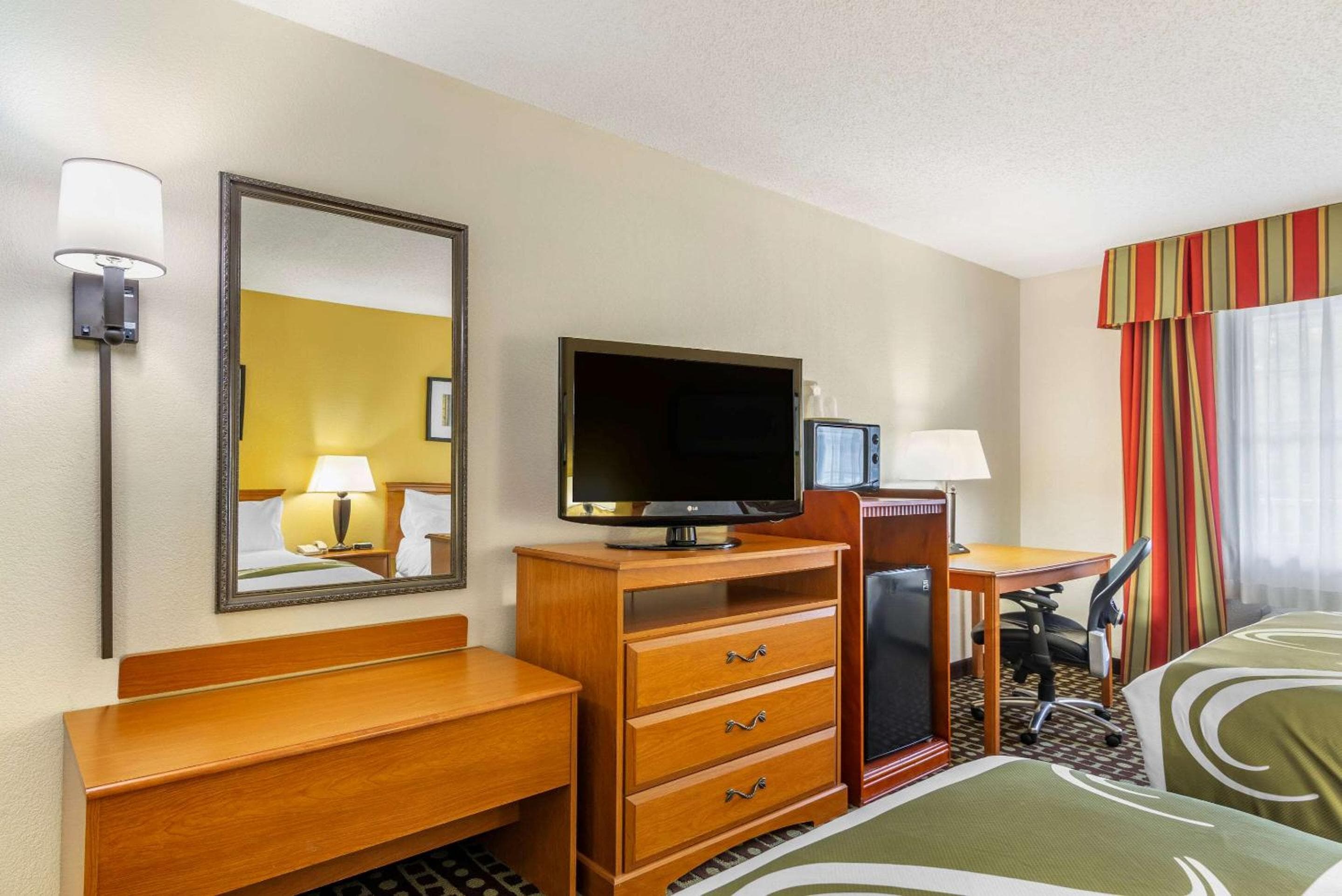 Quality Inn Fayetteville Near Historic Downtown Square