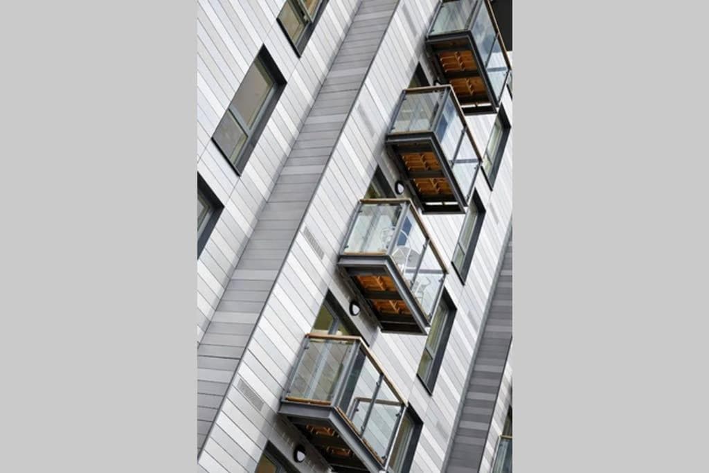 MODERN APARTMENT at SLOUGH STATION, LONDON IN 18 MINS!