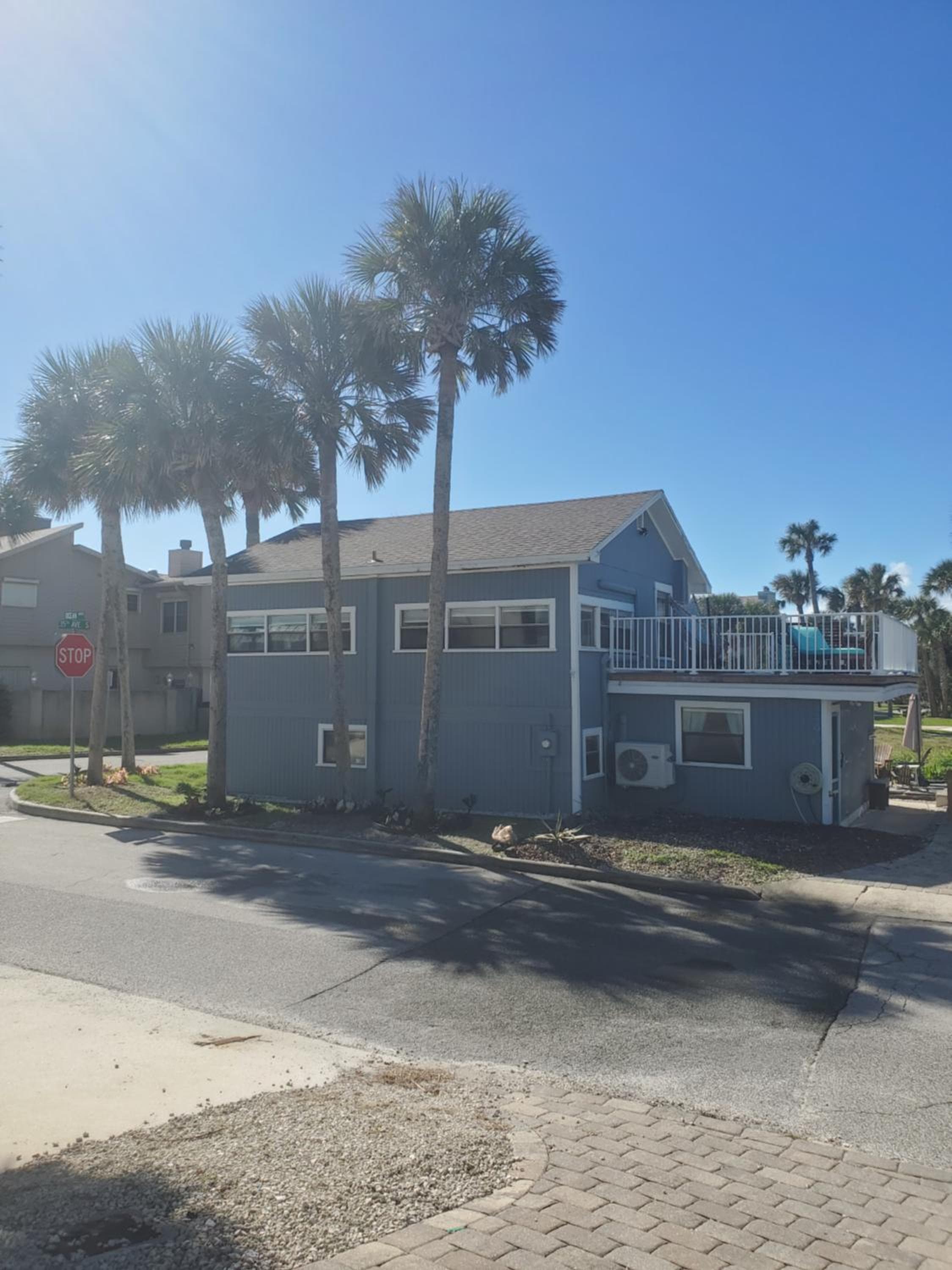 Atlantic Shores Getaway steps from Jax Beach Private House Pet Friendly Near to the Mayo Clinic - UNF - TPC Sawgrass - Convention Center - Shopping Malls -
