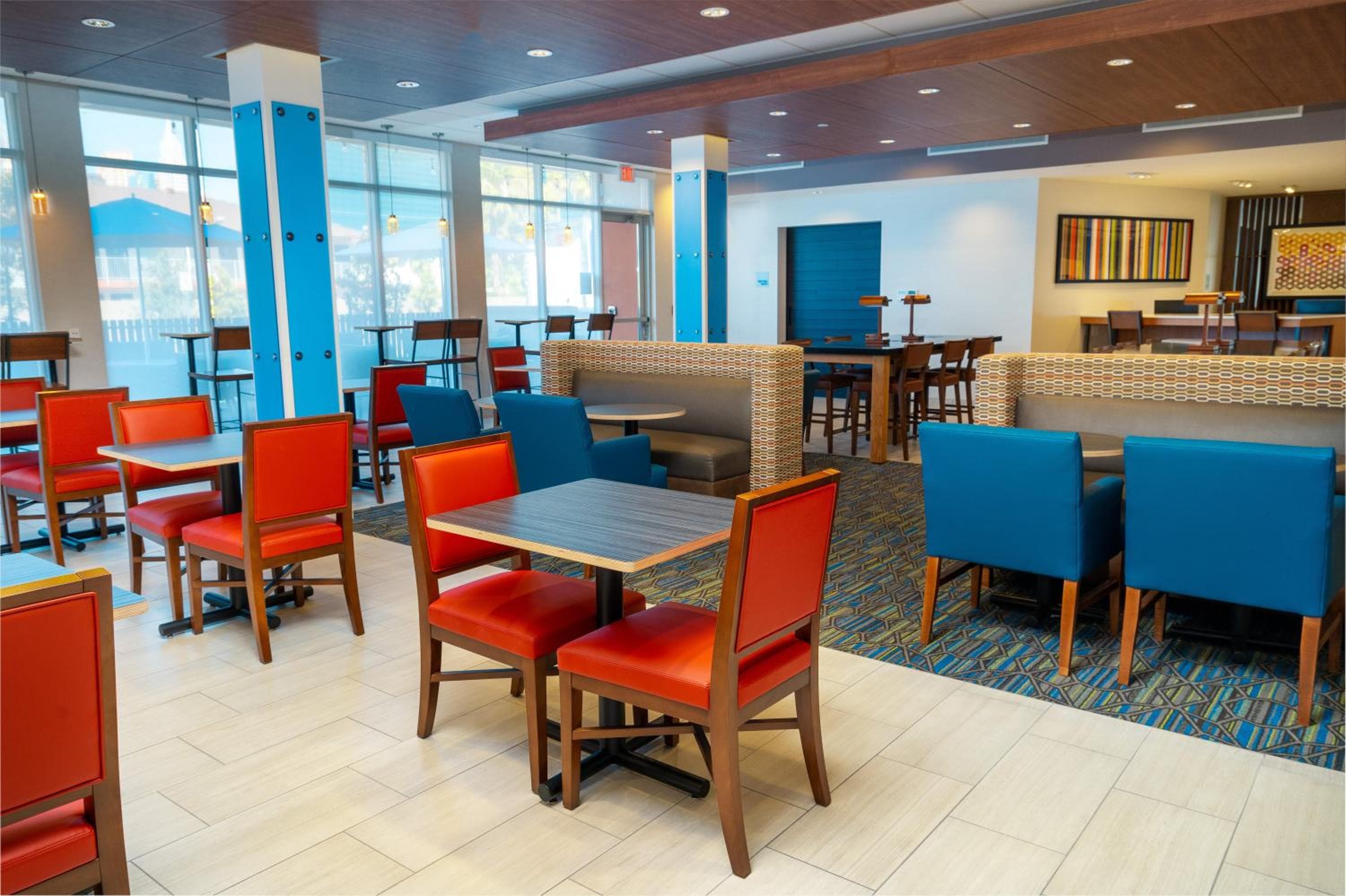 Holiday Inn Express & Suites - Las Vegas - E Tropicana by IHG