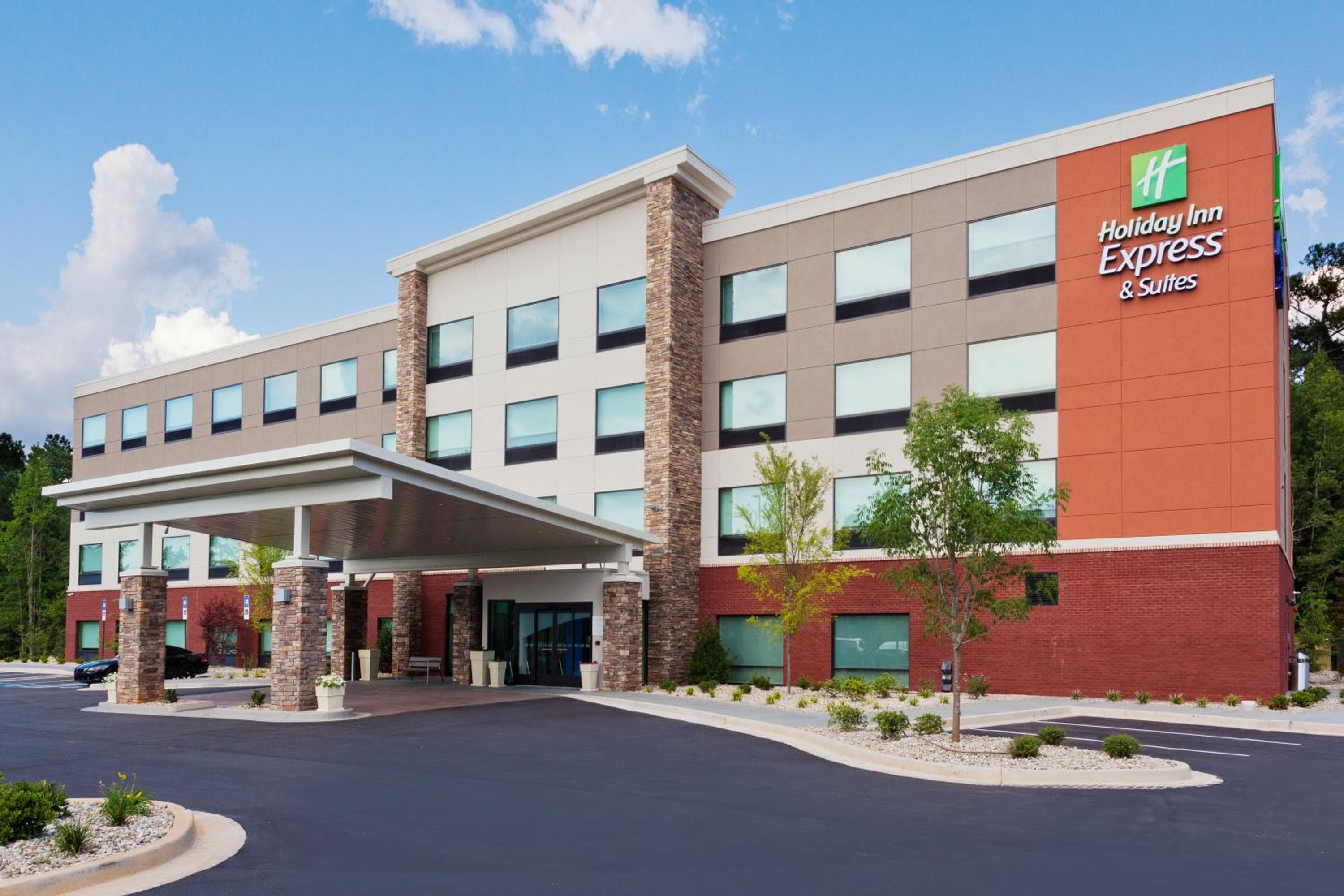 Holiday Inn Express & Suites - Fayetteville by IHG