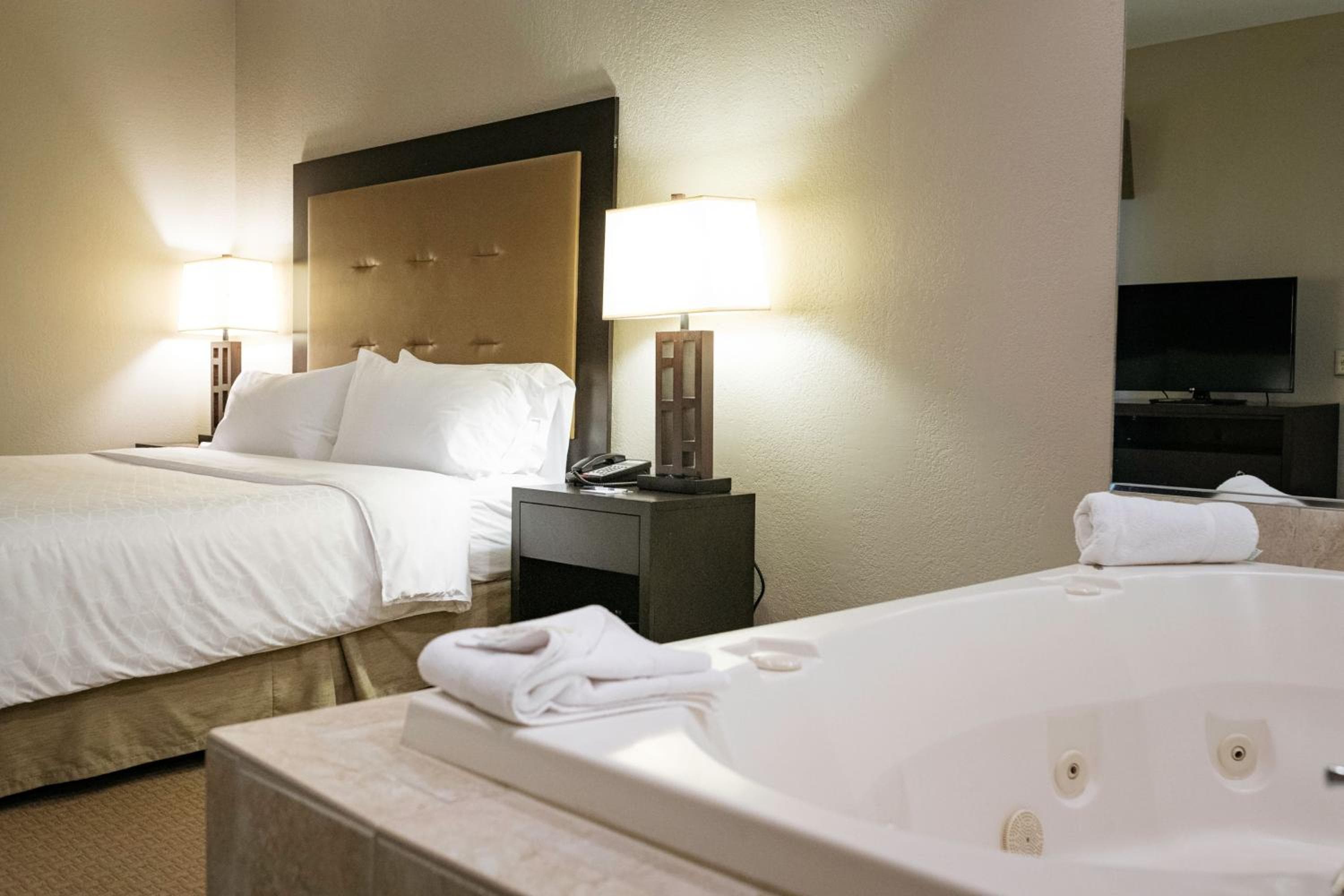 Holiday Inn Express & Suites - Olathe North by IHG
