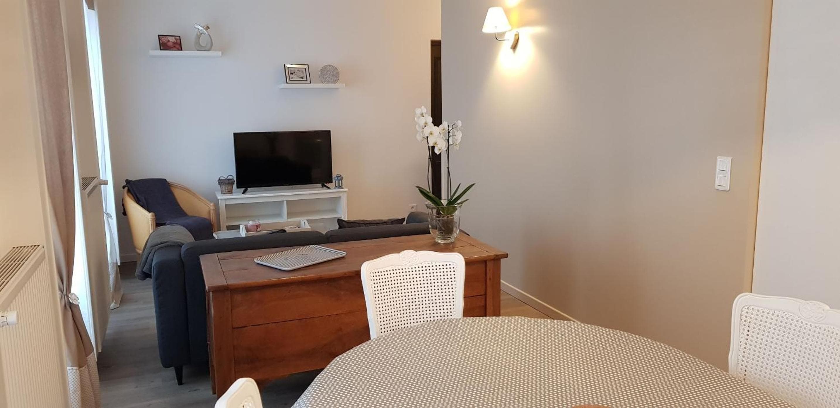 La maison Virginie logements de 1 à 5 pers chaleureux centre, parking, linge, wifi, proximité lac canal piscine