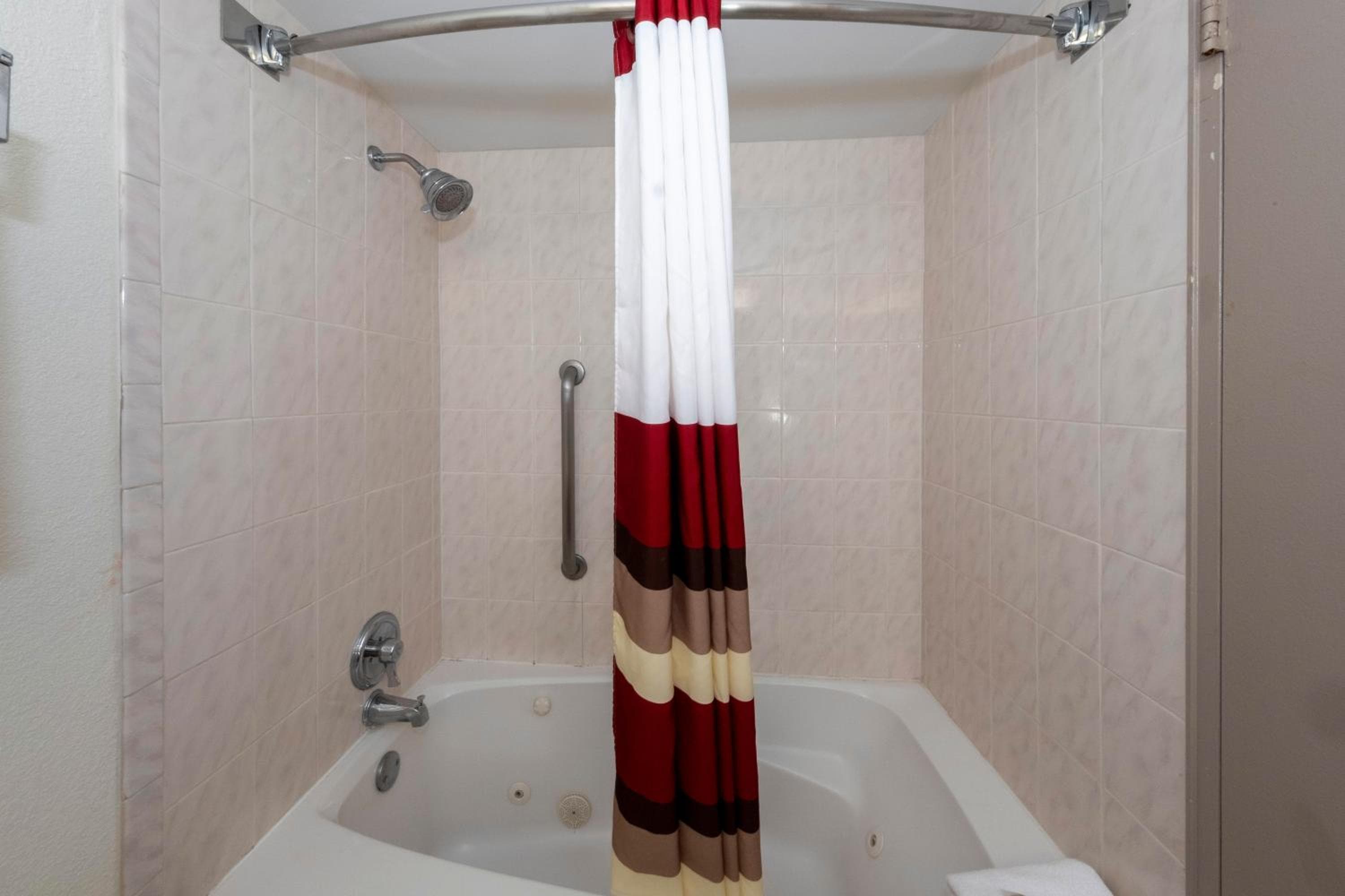 Red Roof Inn PLUS Woodbridge - Carteret