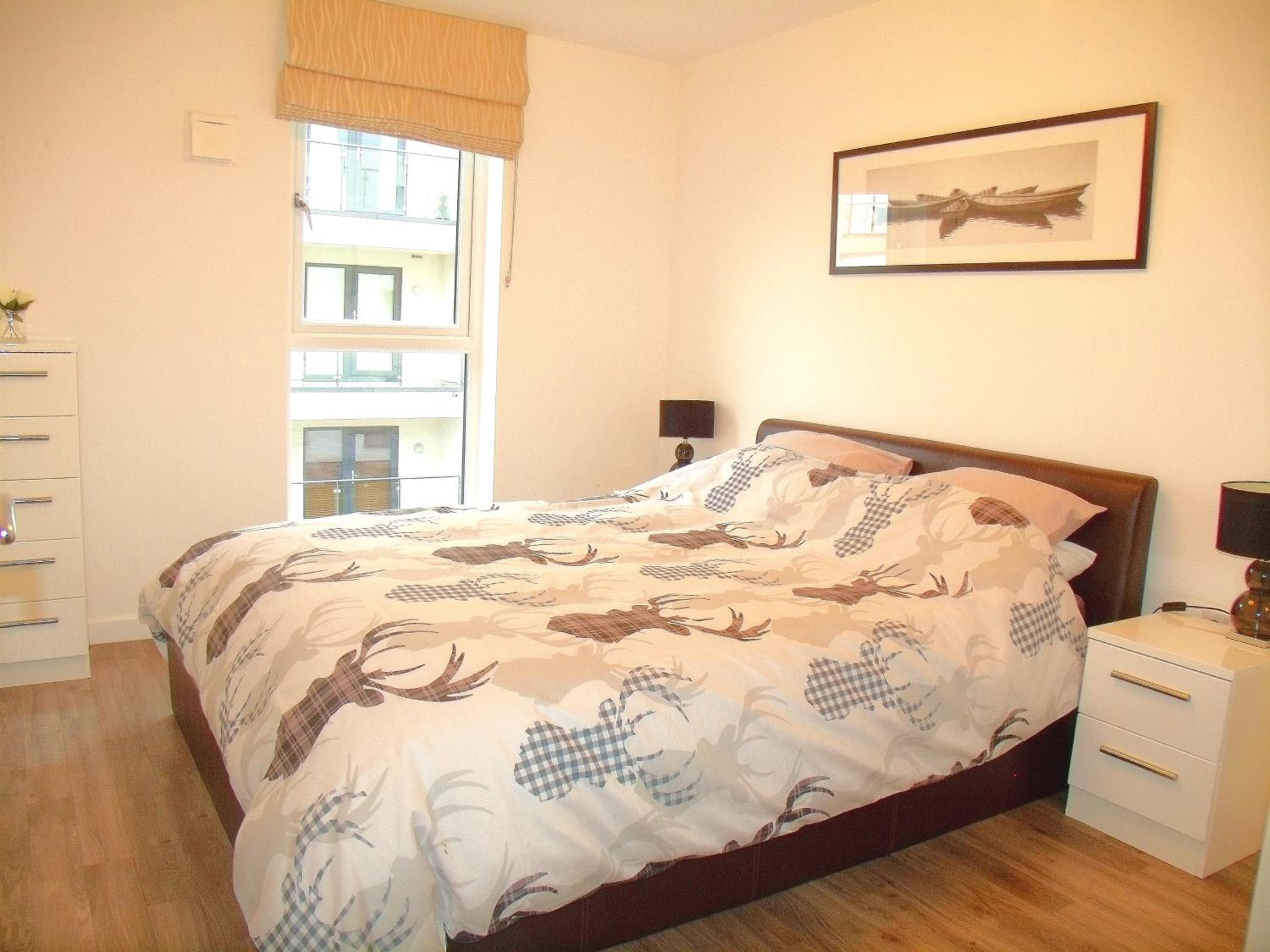 New Central Woking 1 and 2 Bedroom Apartments with Free Gym, close to Train Station