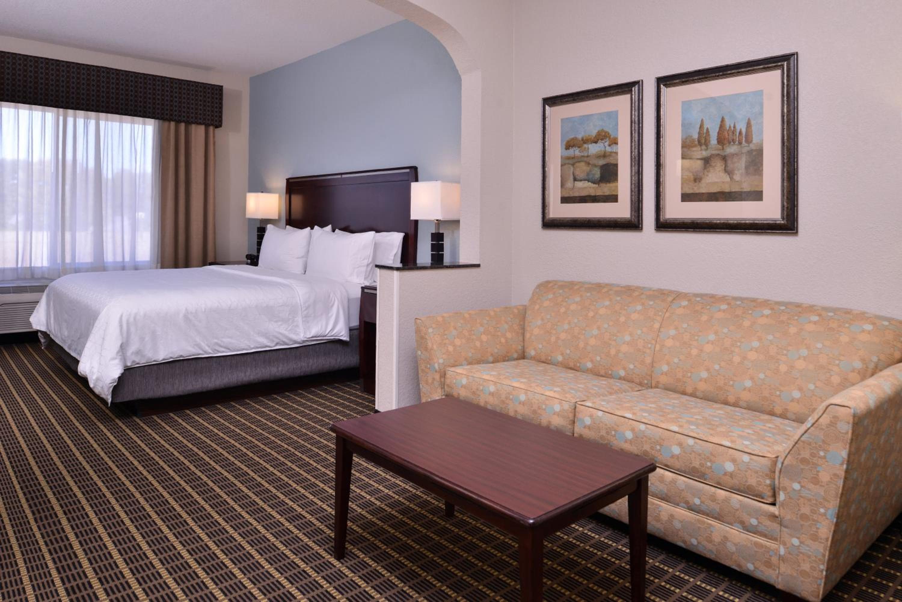 Holiday Inn Express & Suites Pittsburg by IHG