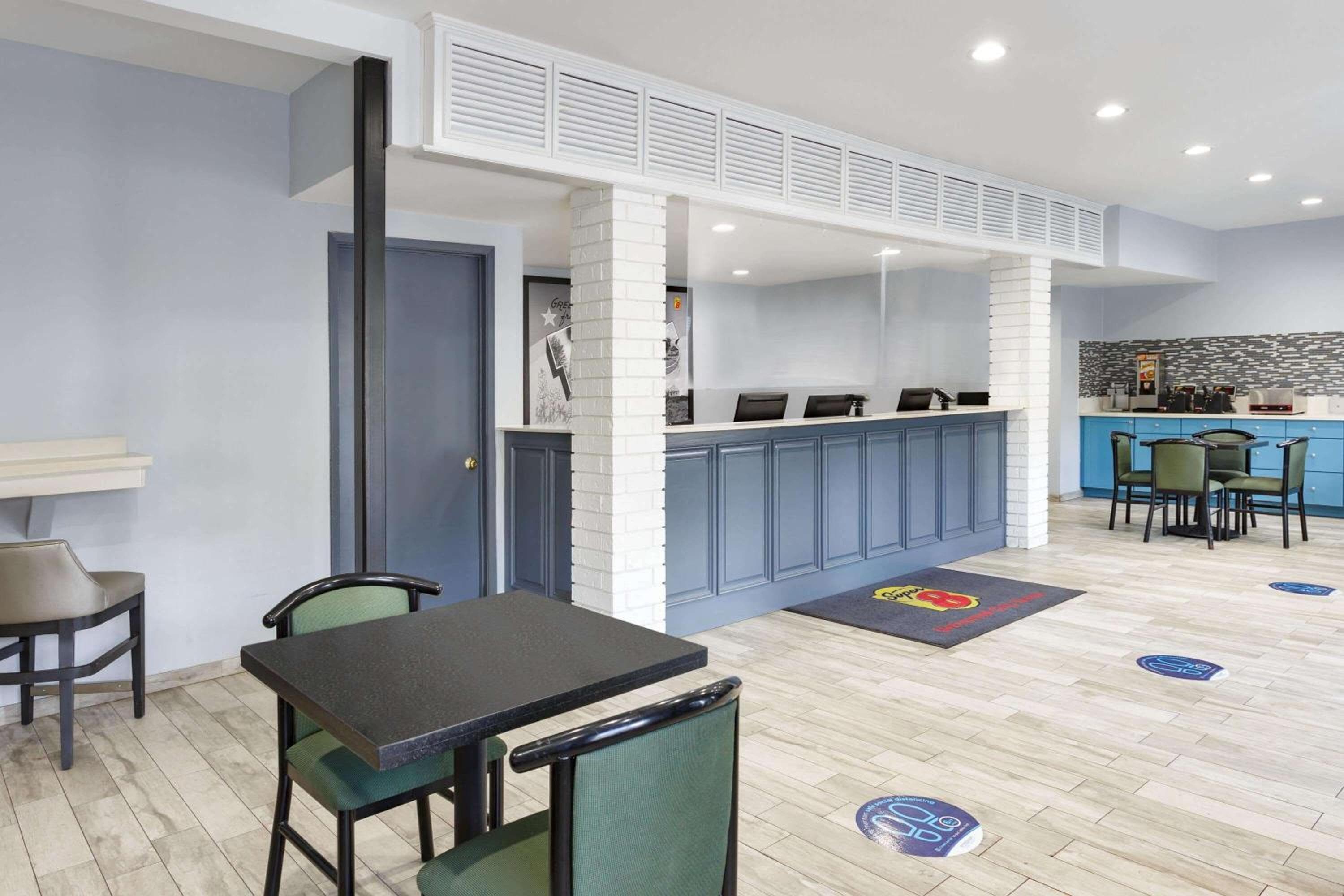 Super 8 by Wyndham Universal City