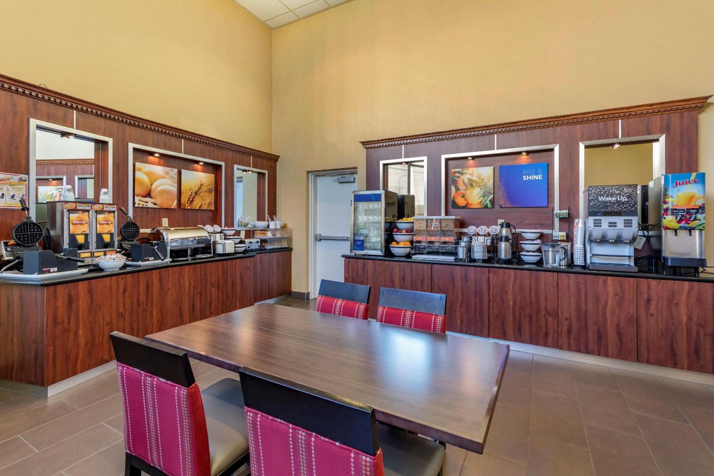 Comfort Inn & Suites Near Universal - N Hollywood - Burbank