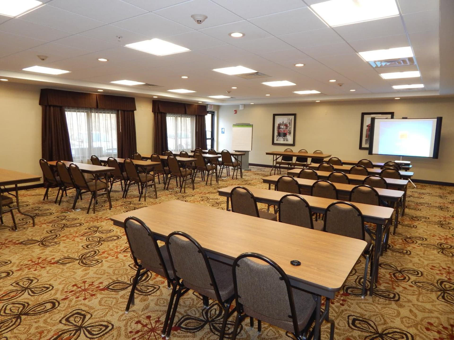 Holiday Inn Express & Suites Washington - Meadow Lands by IHG